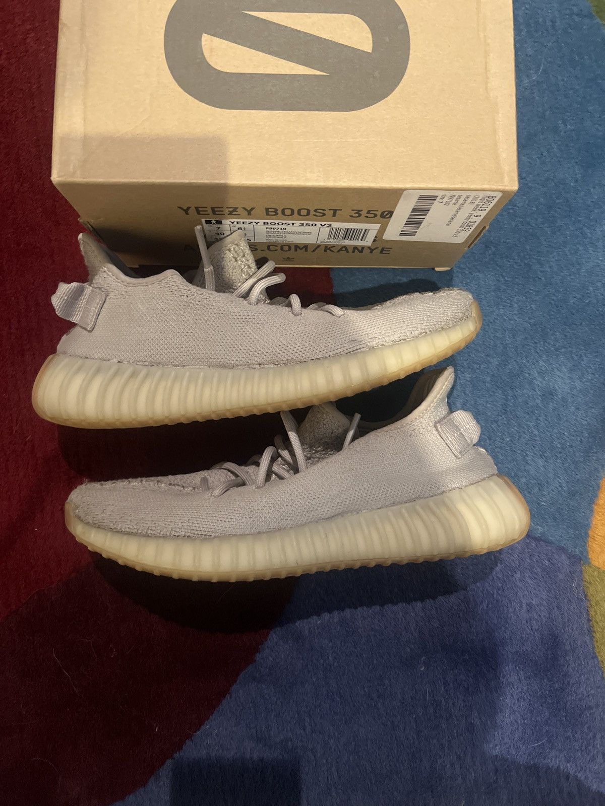 Yeezy Gently used Yeezy Boost 350 V2 Size US 7 / EU 40 - 7 Thumbnail