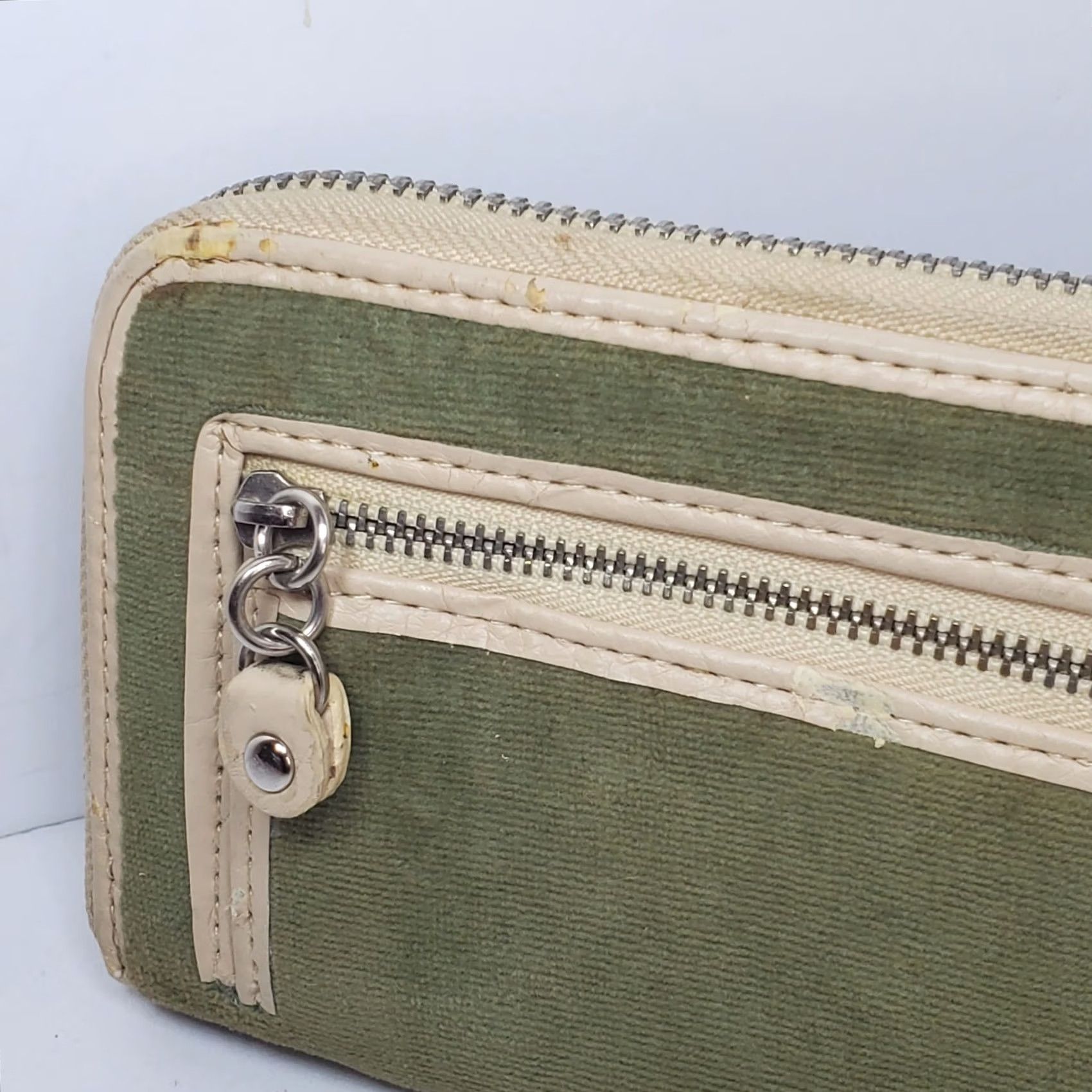 Juicy Couture VINTAGE Juicy Couture Wallet Green Velour Princess Crown Zip-Around Leather Womens L Green Heart Love Y2K 90s Logo Zipper Size ONE SIZE - 4 Thumbnail