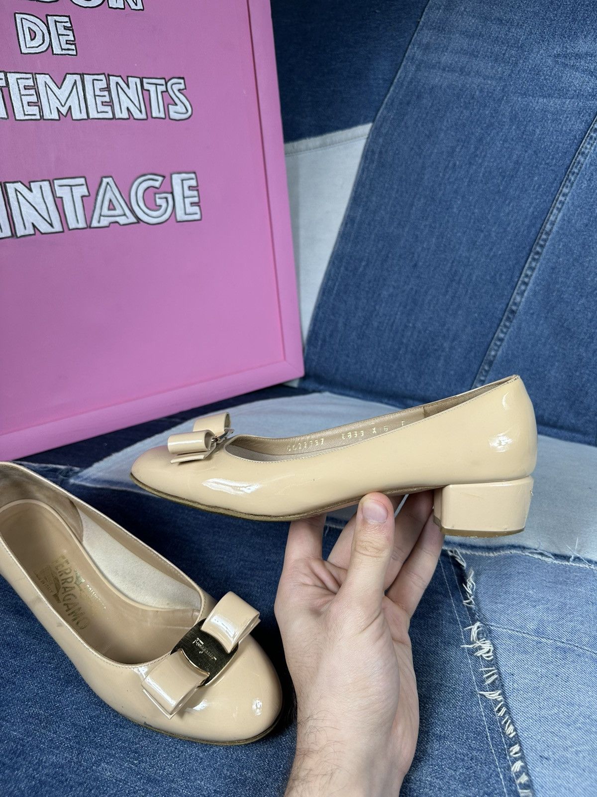 Salvatore Ferragamo Salvatore Ferragamo Vara Pump Heel Bow Beige Patent Leather Size US 6.5 / IT 36.5 - 17 Thumbnail