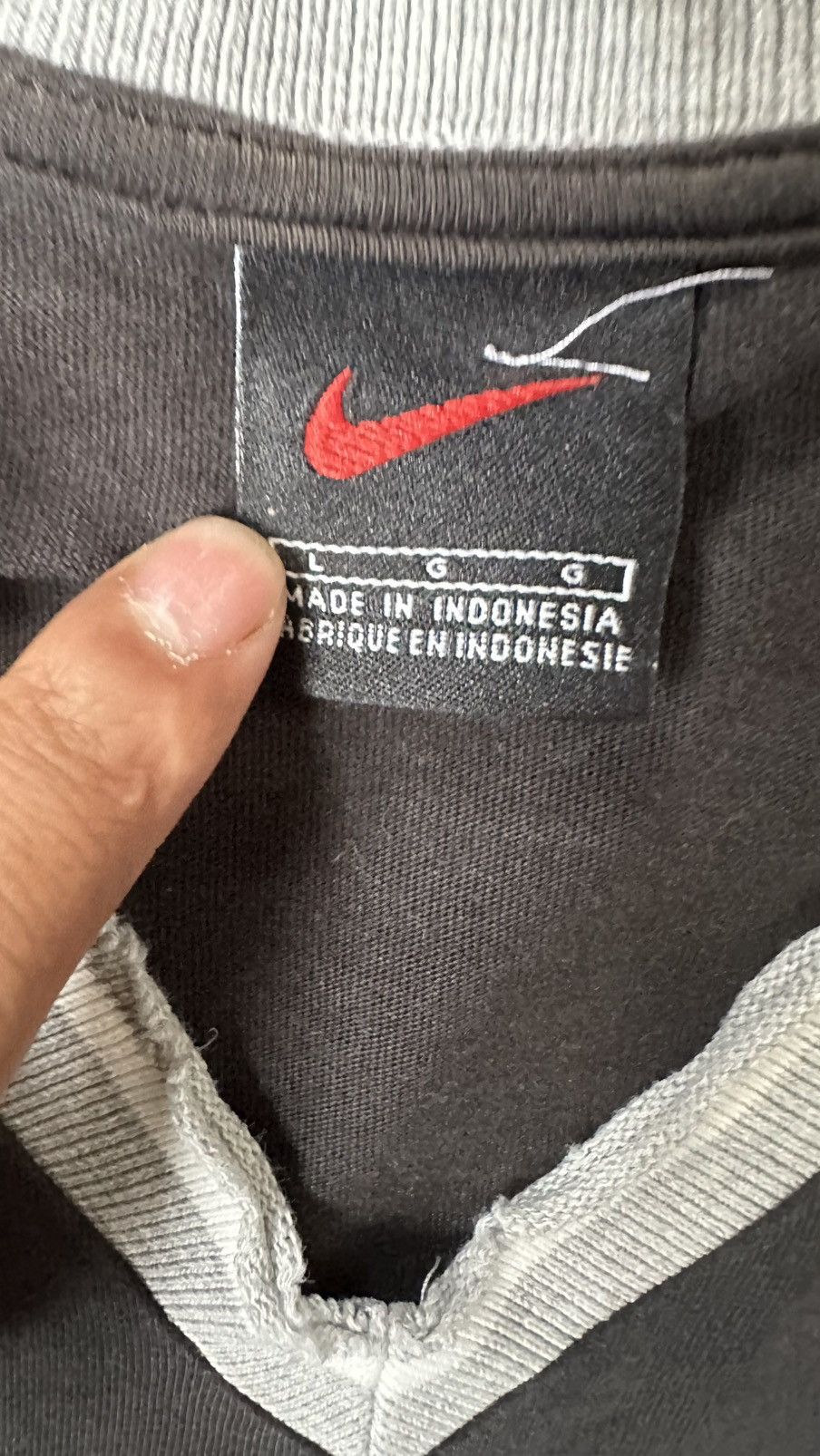 Nike VINTAGE NIKE V NECK CENTRE SWOOSH TEE Size US M / EU 48-50 / 2 - 4 Thumbnail