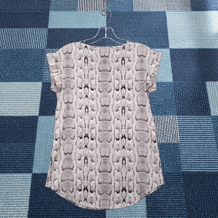 Express Express T-Shirt Womens XS Gray Snakeskin V-Neck Short Sleeve Casual Top Size XS / US 0-2 / IT 36-38 - 1 Thumbnail