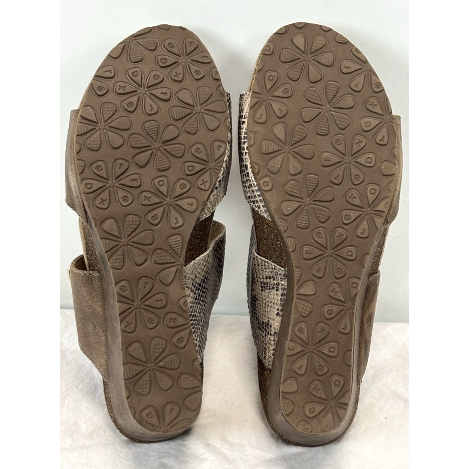 Aetrex Aetrex Chantel Wedge Sandals Womens 9 9.5 Leather Slip On Adjustable Hook & Loop Taupe Sandal Womens Size US 9.5 / IT 39.5 - 5 Thumbnail