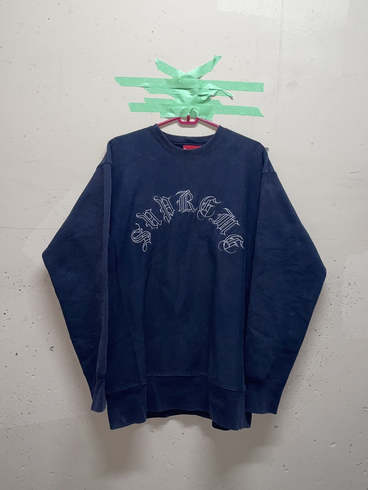 Supreme Supreme FW 2001 Gothic logo crewneck Size US XL / EU 56 / 4 - 1 Thumbnail