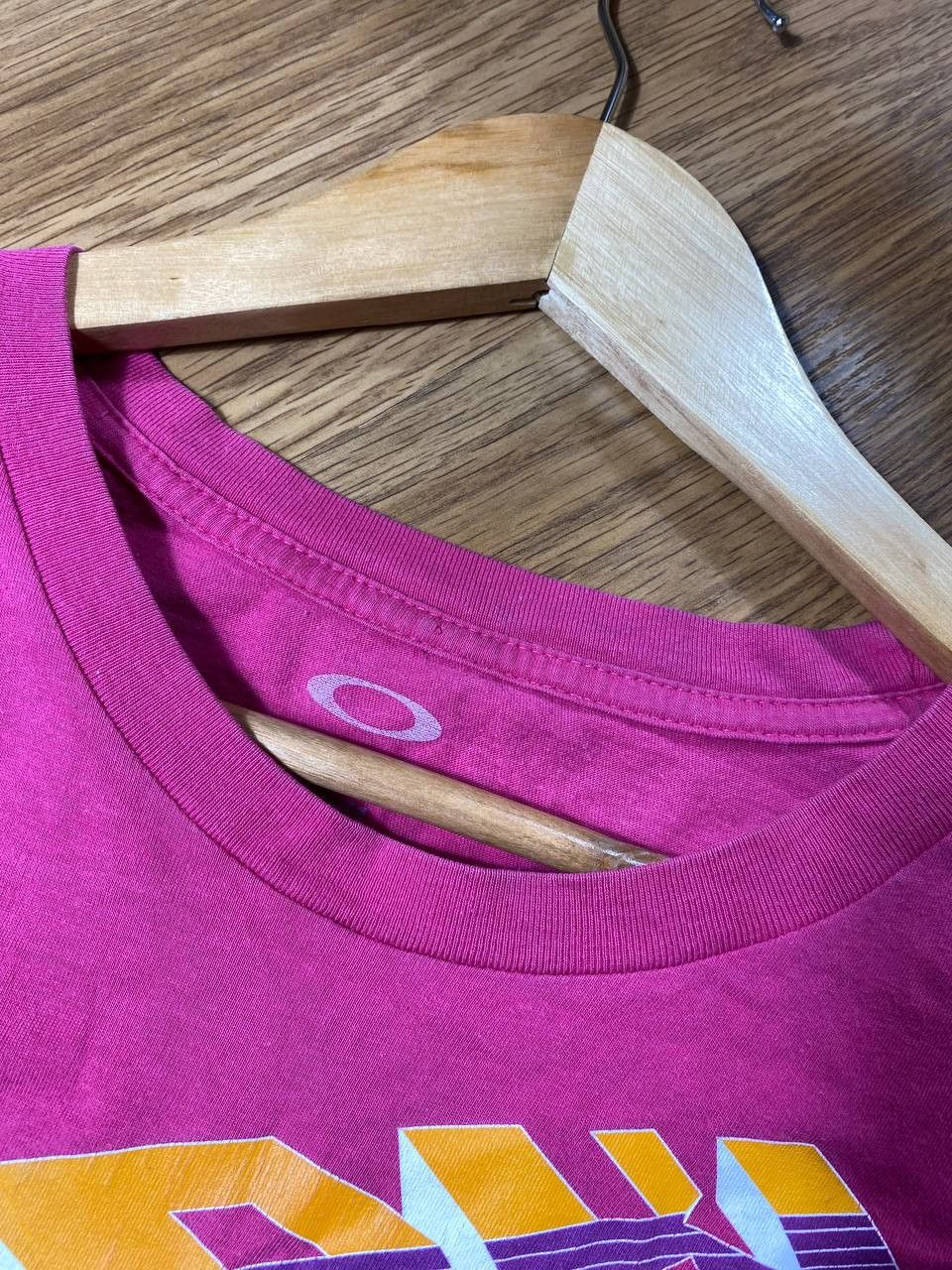 Oakley × Vintage 👁️ Vintage T-Shirt OAKLEY Center Logo + Bag Print Size US XL / EU 56 / 4 - 3 Thumbnail