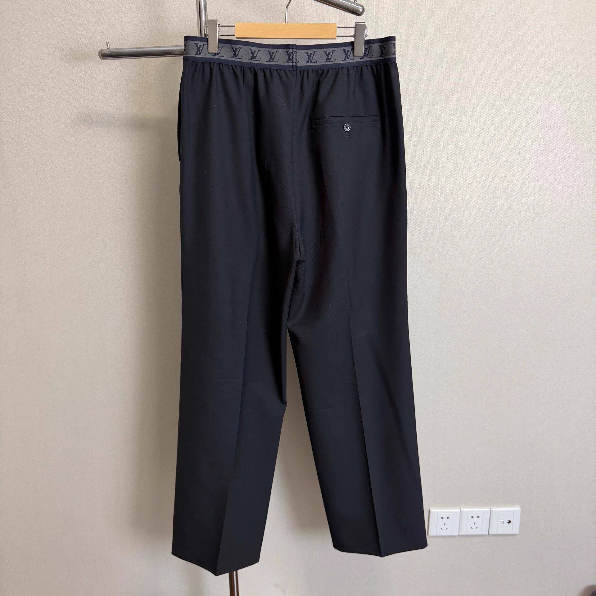Louis Vuitton LV SS22 Wool Relaxed Mid-Waist Men's Black 44 New Size US 28 / EU 44 - 2 Thumbnail