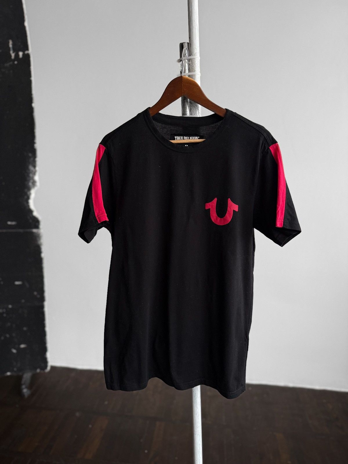 True Religion True Religion Mens Horseshoe Logo T-Shirt Black Red Size US L / EU 52-54 / 3 - 1 Thumbnail