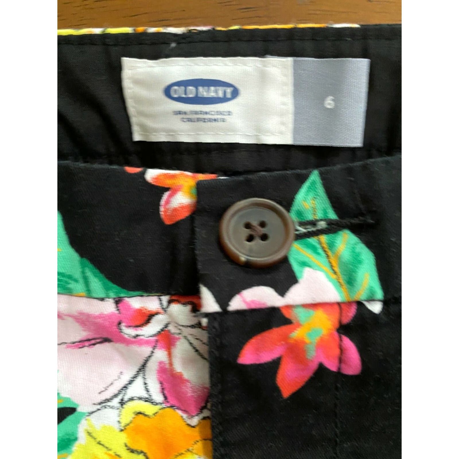 Old Navy Old Navy Women’s Shorts Size 6 Black Floral Size 28" / US 6 / IT 42 - 3 Thumbnail