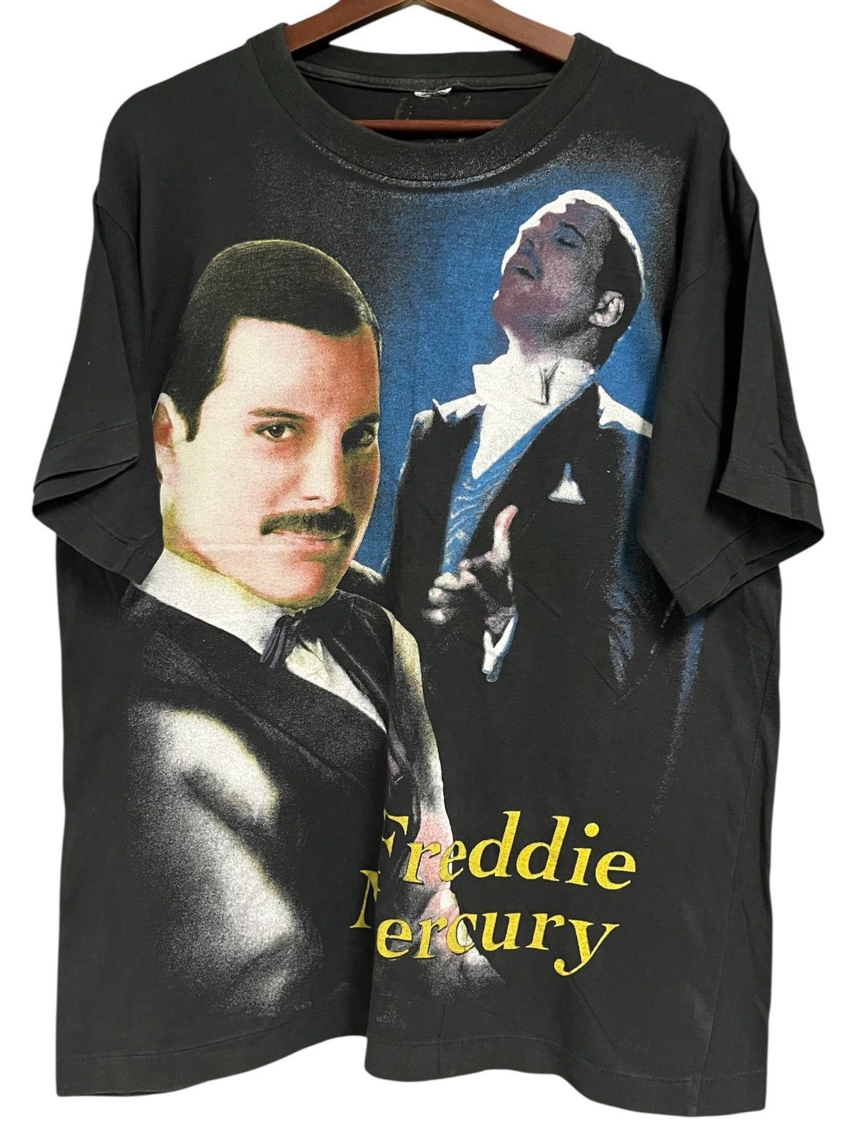 Band Tees Vintage Queen 90s t shirt Size US L / EU 52-54 / 3 - 1 Thumbnail