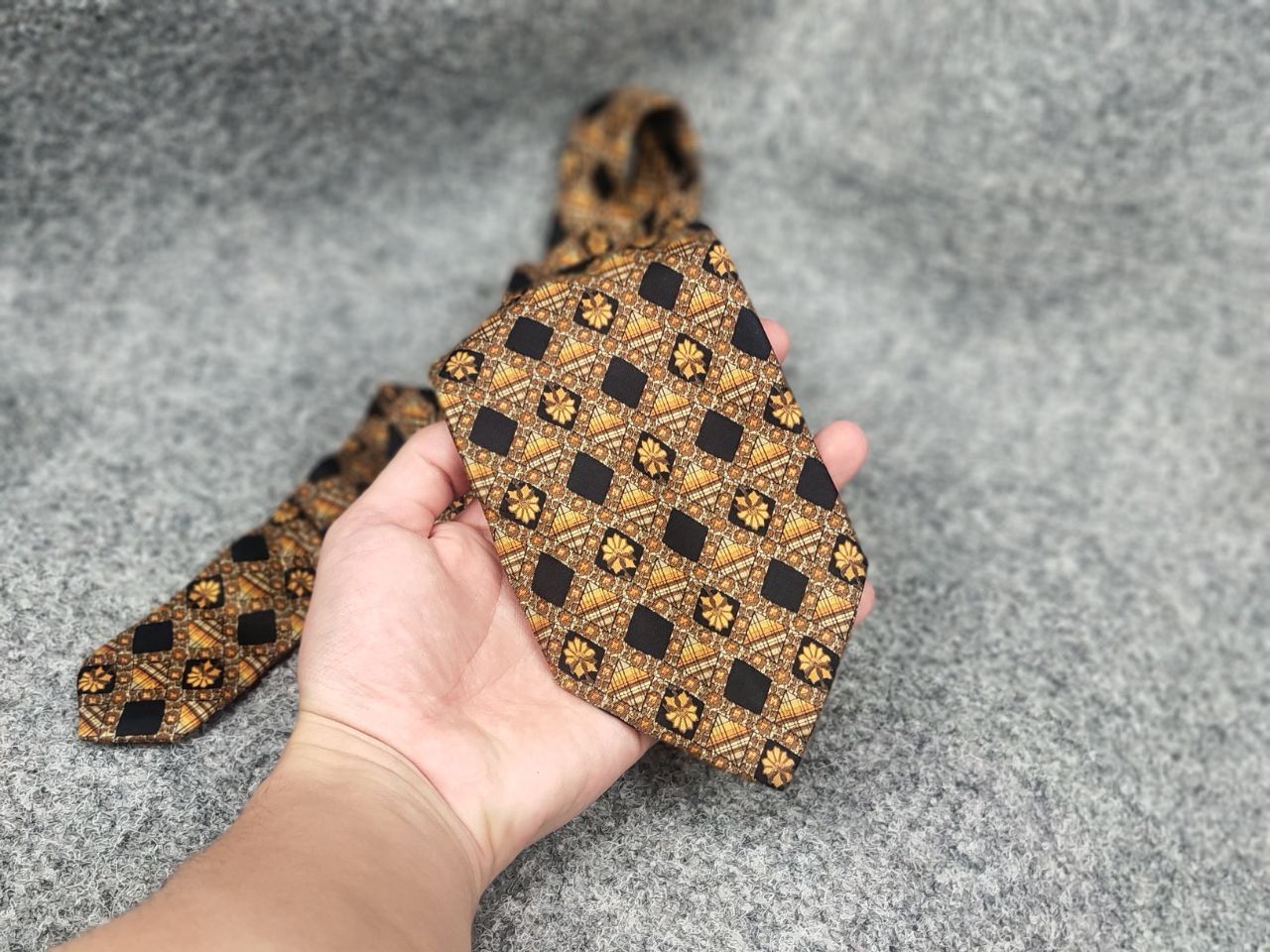 Yves Saint Laurent Yves Saint Laurent Vintage Silk designer tie Gold Pattern Size ONE SIZE - 11 Thumbnail
