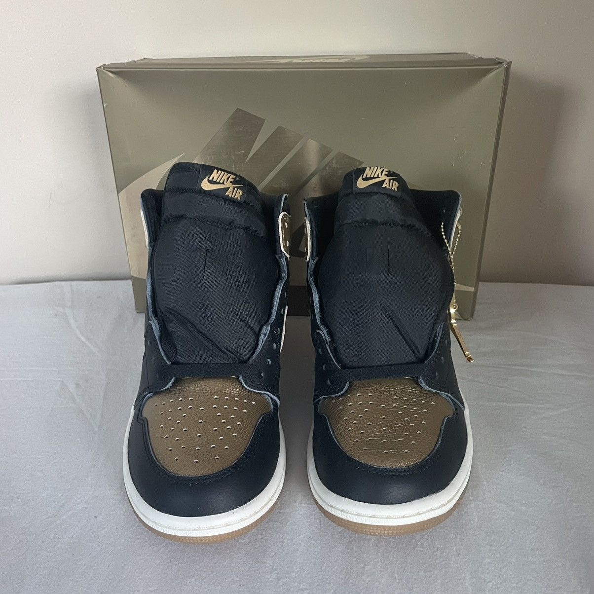 Jordan Brand × Nike Nike Air Jordan 1 High OG Black Metallic Gold Mens US Size 8 Size US 8 / EU 41 - 3 Thumbnail