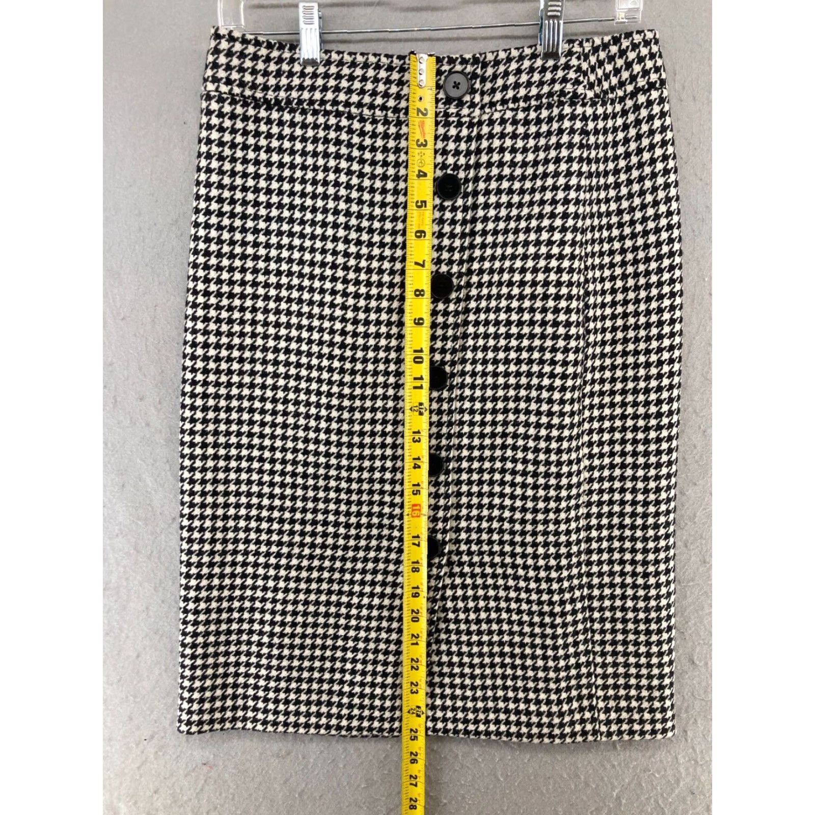 Vintage Harolds Women's Wool Skirt 4 Black Houndstooth Knee Length Straight & Pencil 90s Country of US Size 27" / US 4 / IT 40 - 4 Thumbnail