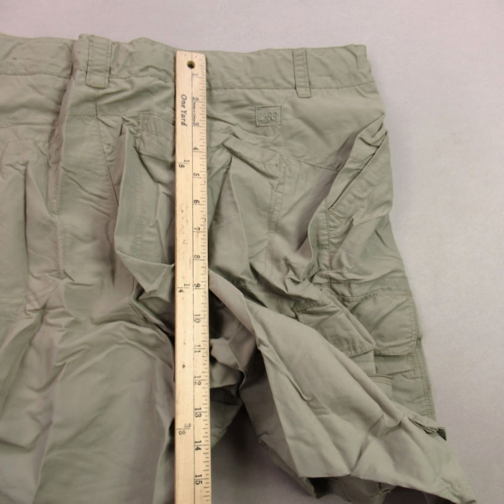 Vintage REI Womens Shorts Size 16 Lightweight Hiking Cargo Beige Pockets Outdoors Size 38" / US 16 / IT 52 - 6 Thumbnail