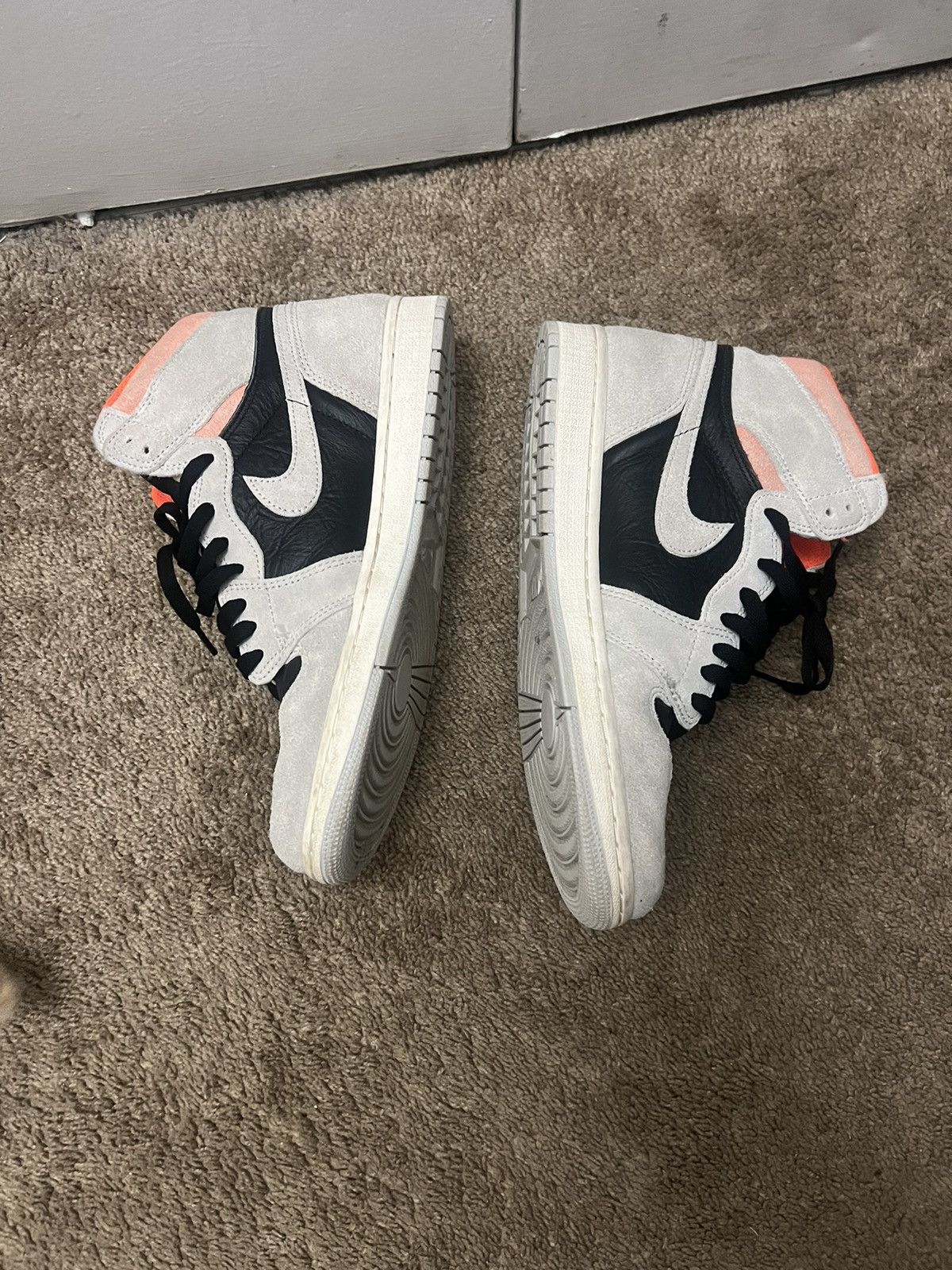 Jordan Brand Air Jordan 1 Retro High OG 'Neutral Grey' Size US 11 / EU 44 - 5 Thumbnail