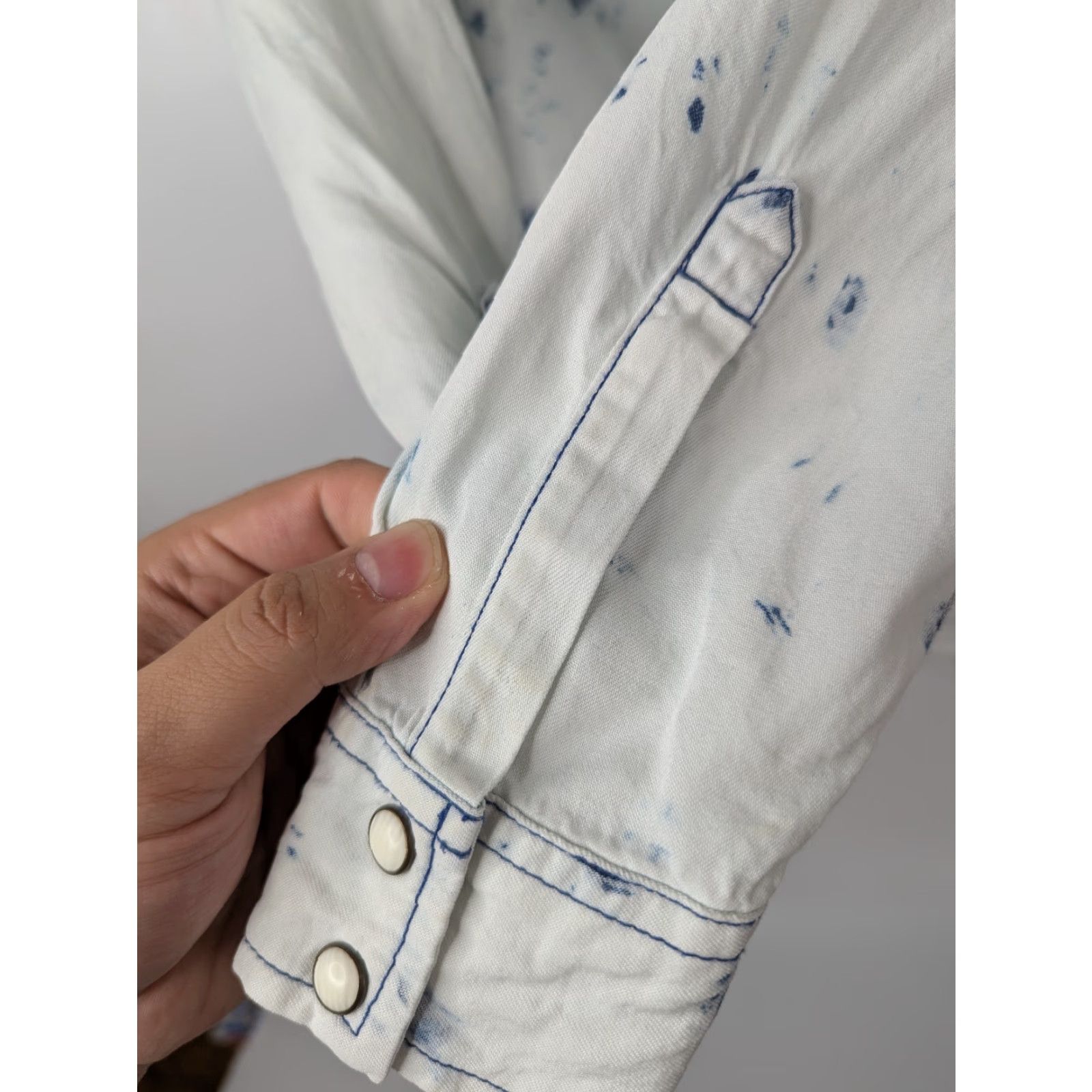 Mossimo Mossimo Shirt Womens Bleached Denim Pearl Snap Size Small - Color White, Long Sleeve, Collared, Casual, Regular Fit, Pockets, Snaps, All Seasons Size S / US 4 / IT 40 - 4 Thumbnail