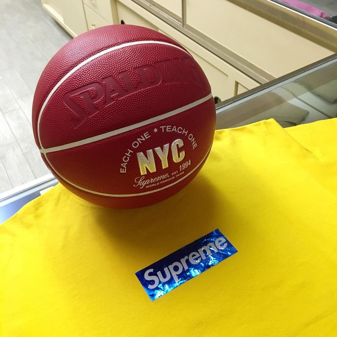 Supreme Supreme 2006 Holographic Box Logo Tee Blue On Yellow Size US XL / EU 56 / 4 - 6 Thumbnail