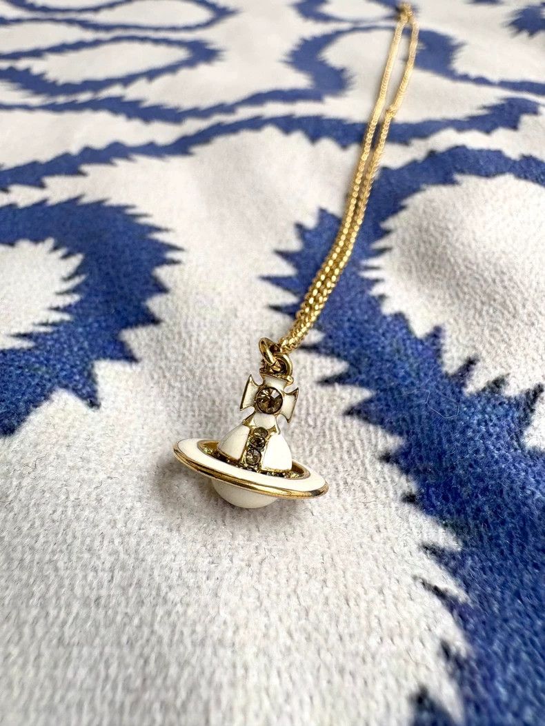 Vivienne Westwood Vivienne Westwood Vintage White Enamel Saturn Orb Necklace Size ONE SIZE - 1 Thumbnail