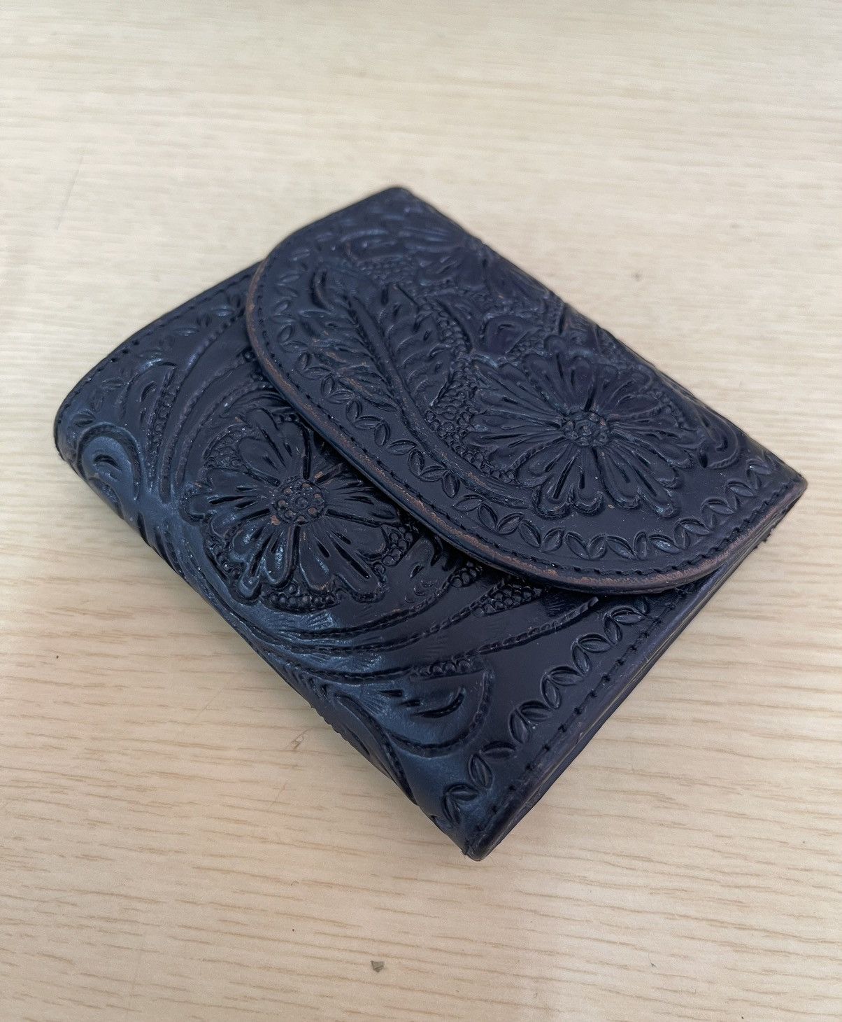 Genuine Leather × Japanese Brand × Vintage Leather Wallet Carving Tribe Tri Fold Made in Japan Size ONE SIZE - 1 Thumbnail