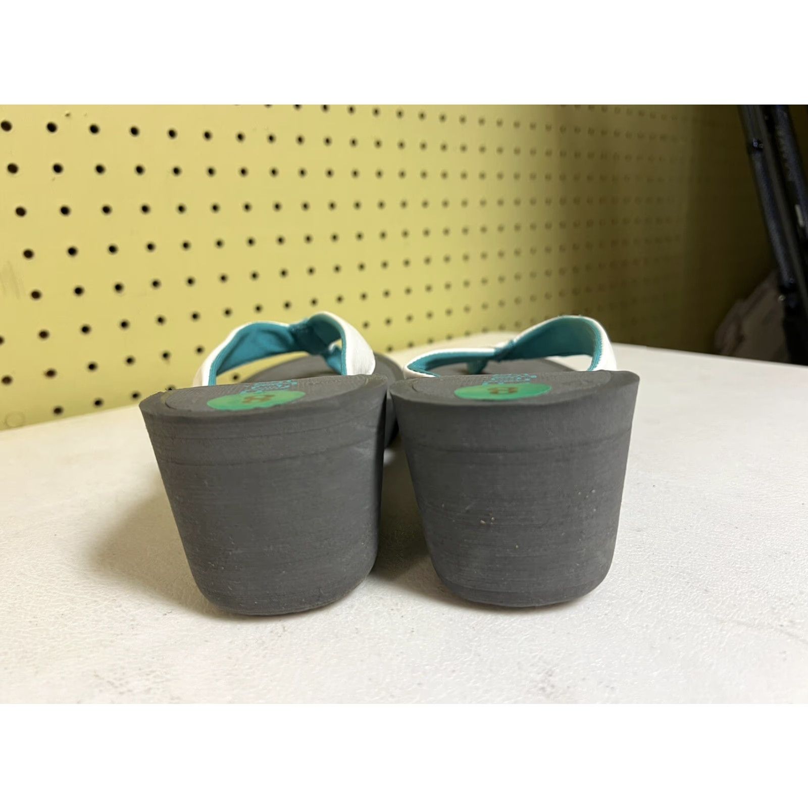 Vintage Flojos Women’s Sandal 8 Gray Wedge Thong Olivia NWT Size US 8 / IT 38 - 2 Thumbnail