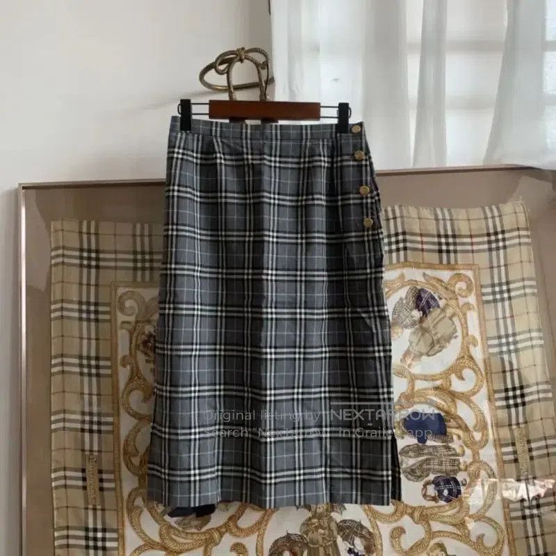 Burberry Burberry Grey Wool Midi Skirt for Women. Size 24" / US 00 / IT 34 - 2 Thumbnail