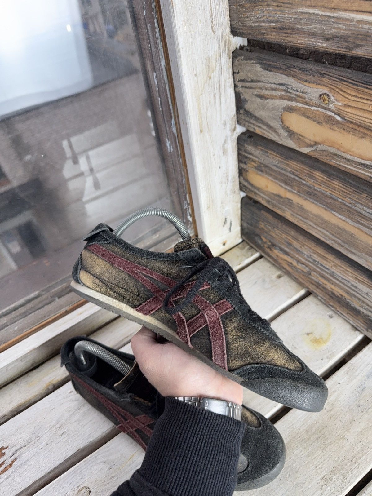 Onitsuka Tiger Onitsuka Tiger Distressed Low-Top Sneakers Black Red US 8 Size US 8 / EU 41 - 10 Thumbnail