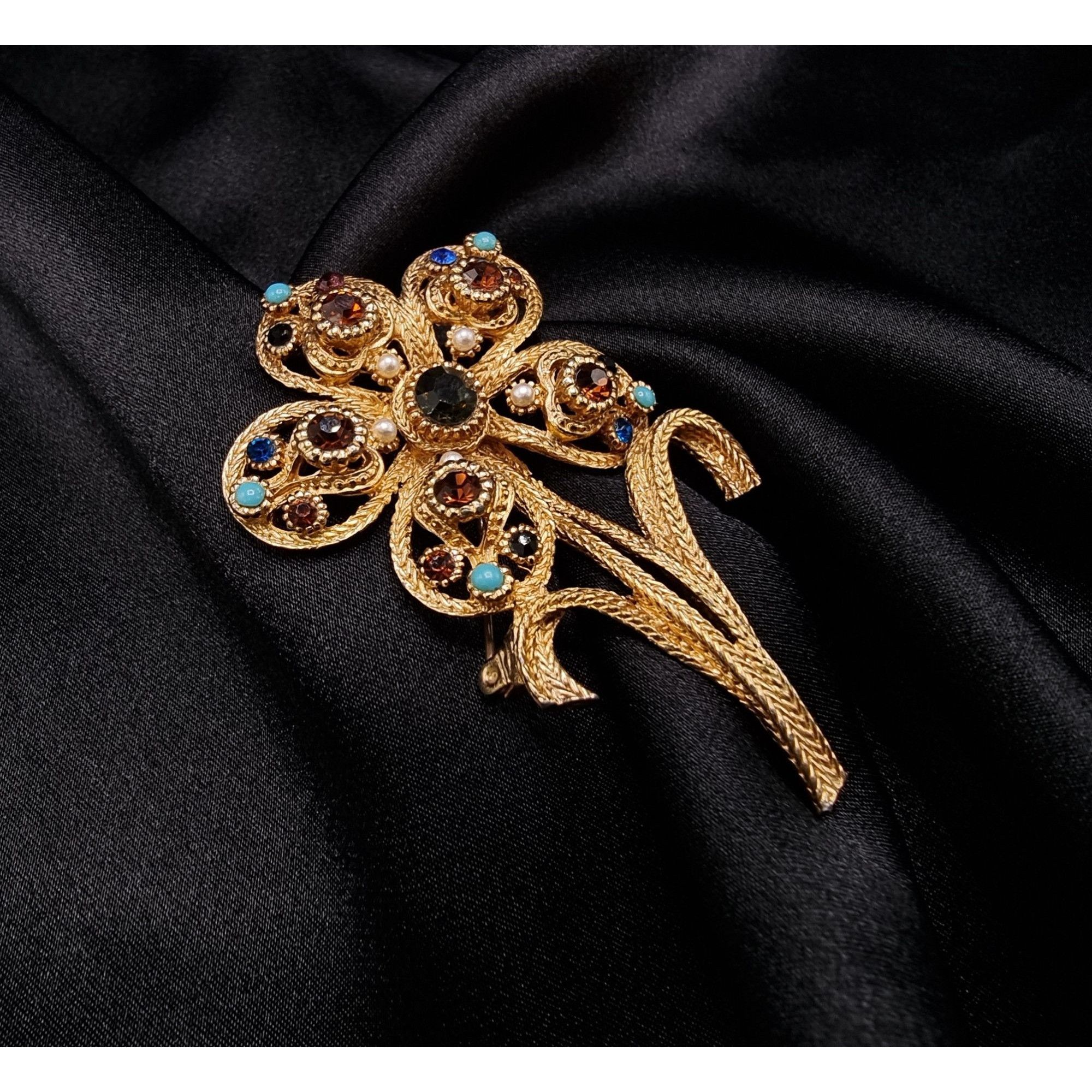 Vintage Vintage 1950s-1960s Sphinx Gold Tone Flower Brooch Size ONE SIZE - 1 Thumbnail
