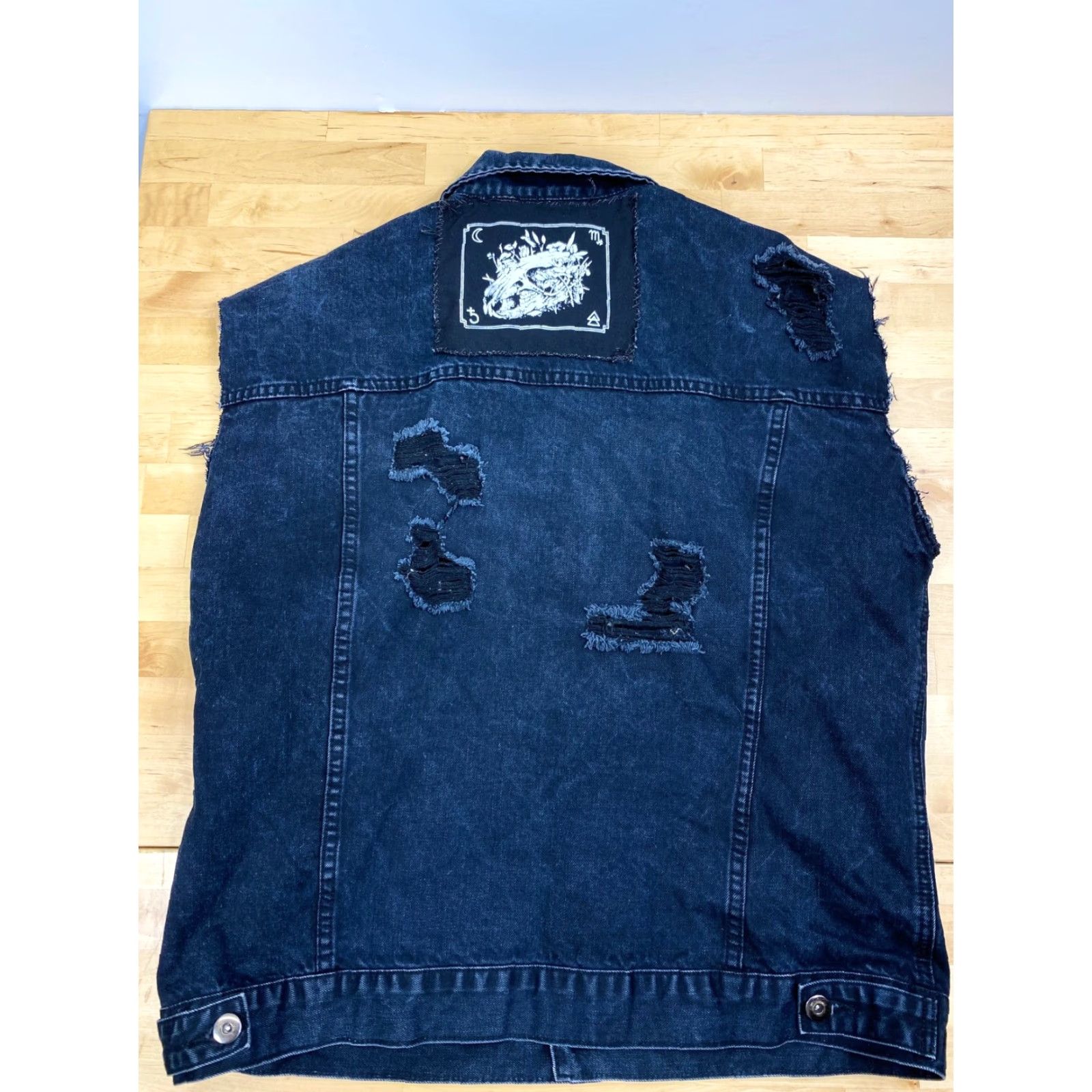 Forever 21 FOREVER 21 Denim Jacket Sleeveless XL Black Patches Stitches DISTRESS #2320 Women Casual Biker Denim Jacket Sleeveless XL Black Stitch Logo 90s? Size XL / US 12-14 / IT 48-50 - 2 Thumbnail
