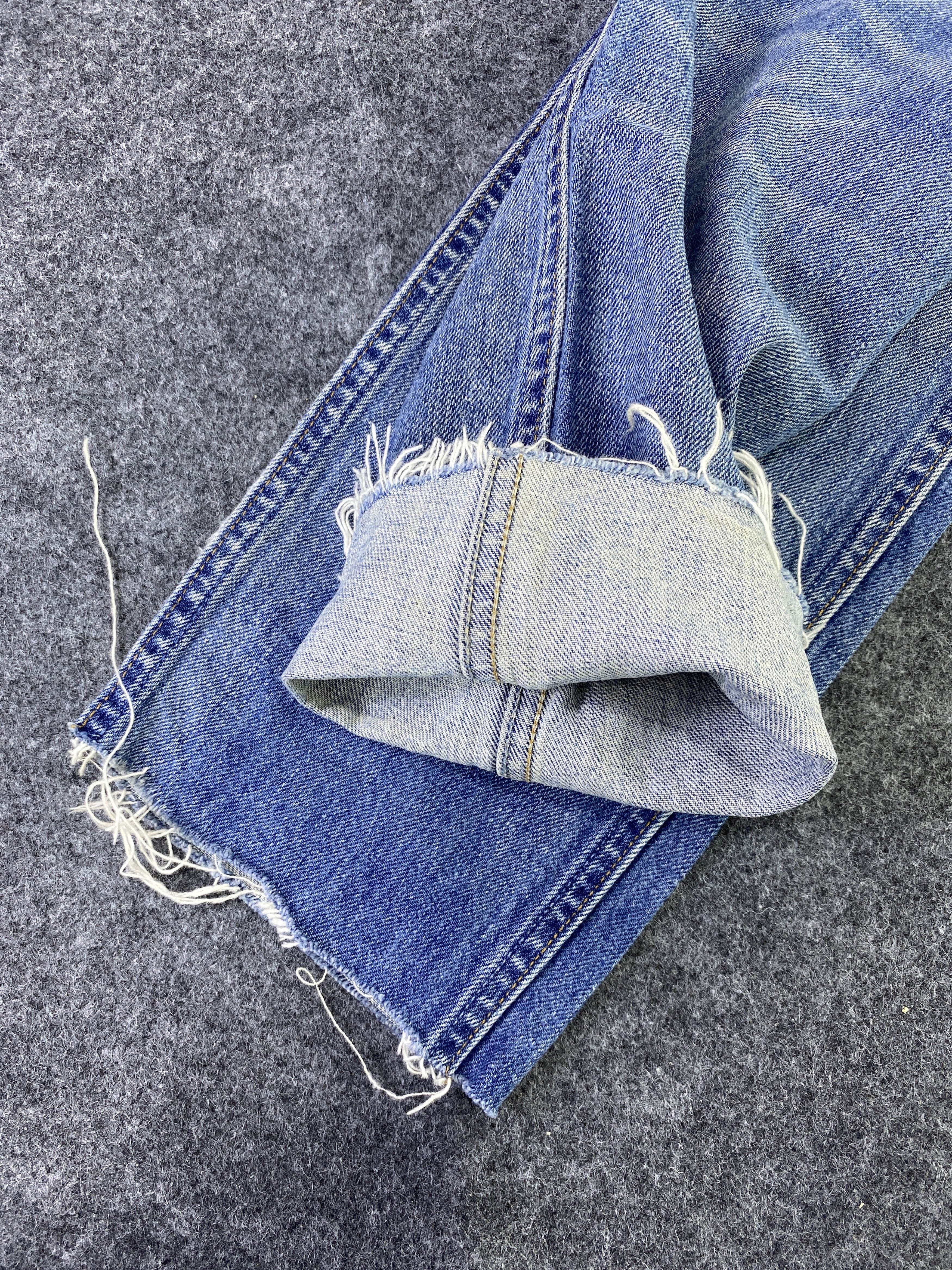 Levi's VINTAGE LEVI'S 605 DISTRESSES BLUE WASH JEANS-J887 Size US 31 - 9 Thumbnail