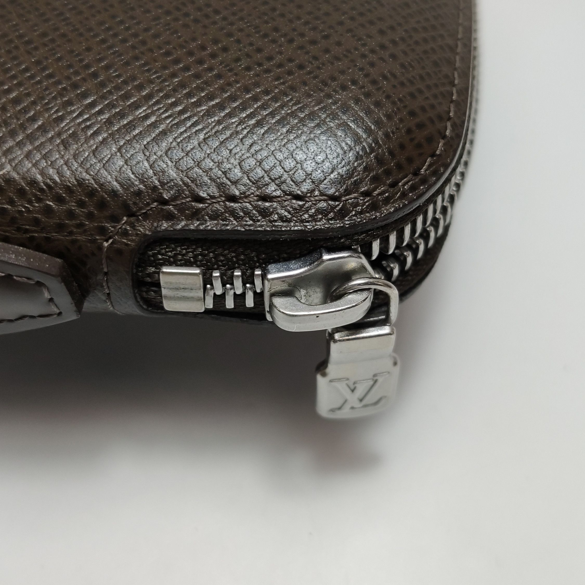 Louis Vuitton Louis Vuitton (LV) Taiga Atoll leather solid color zipper c Size ONE SIZE - 7 Thumbnail