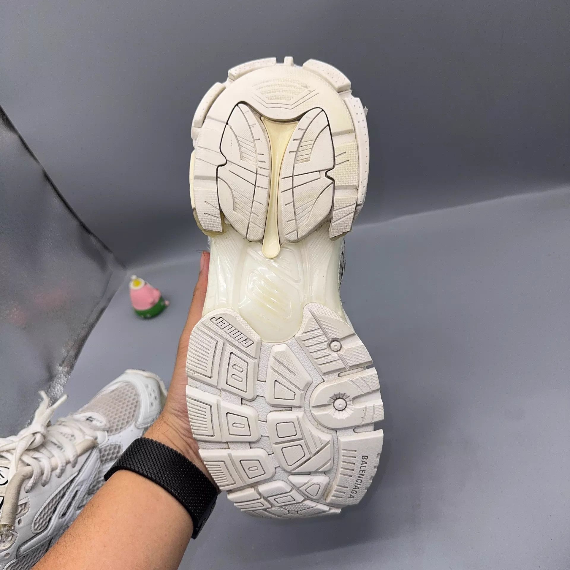Balenciaga Balenciaga Runner White Distressed Sneakers Size US 9 / EU 42 - 7 Thumbnail
