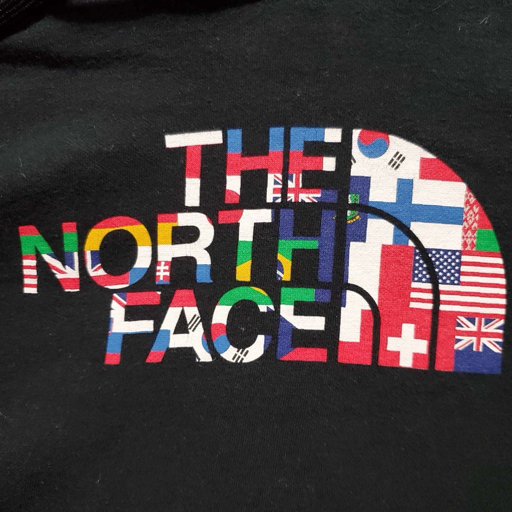 The North Face VINTAGE The North Face Hoodie Womens M Black World Flags Graphic Pullover Fleece Size M / US 6-8 / IT 42-44 - 2 Thumbnail