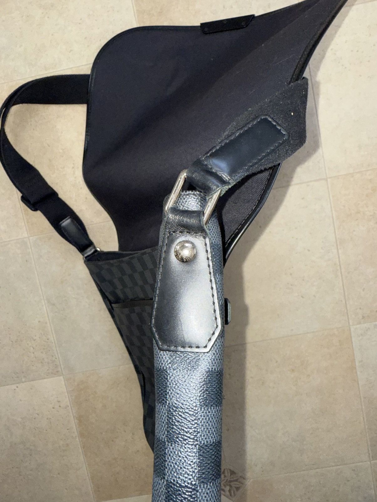 Louis Vuitton Louis Vuitton Daniel MM Damier Graphite Messenger Bag Size ONE SIZE - 7 Thumbnail