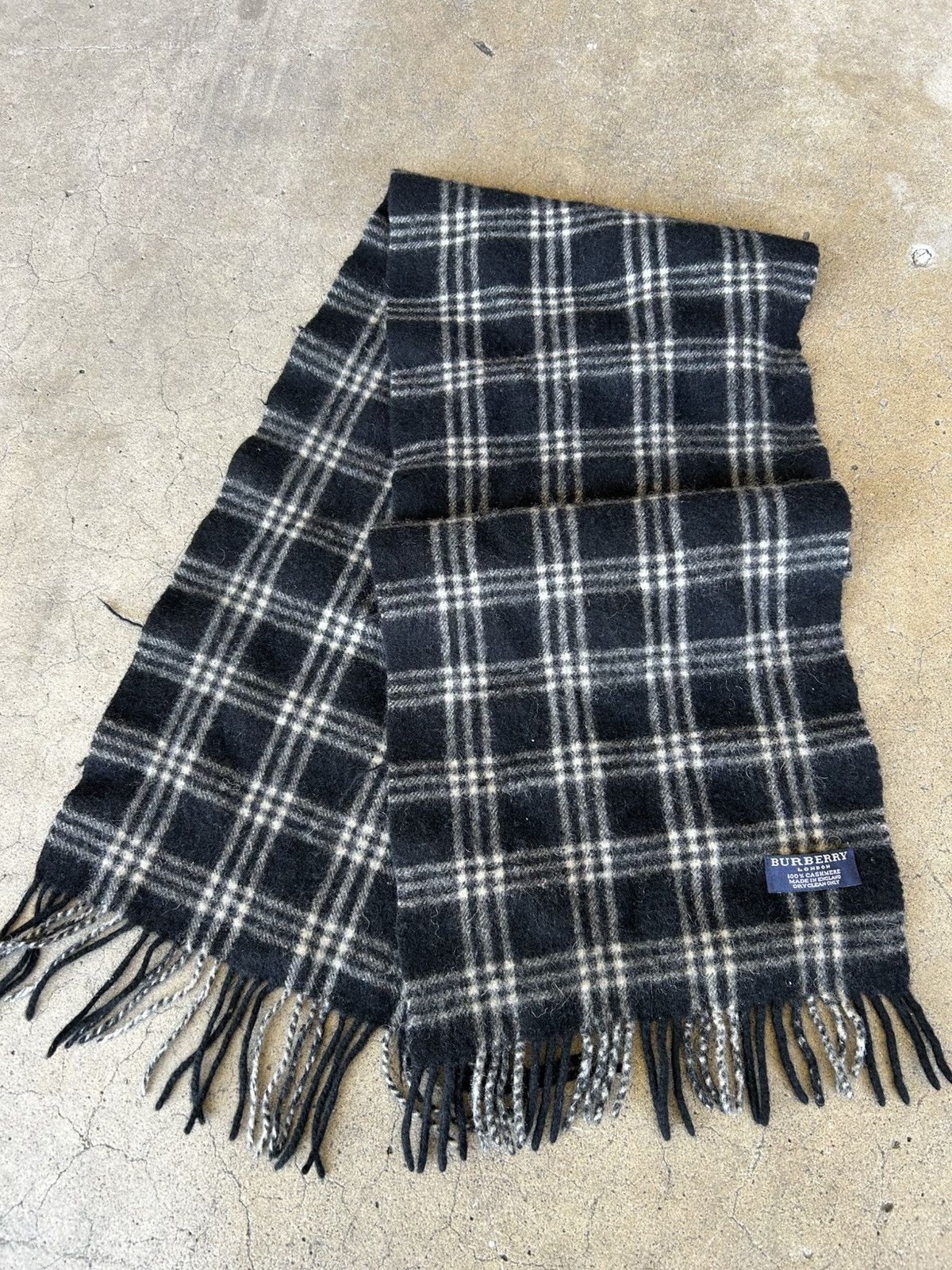 Burberry Black and White Plaid Burberry Scarf Size ONE SIZE - 1 Thumbnail