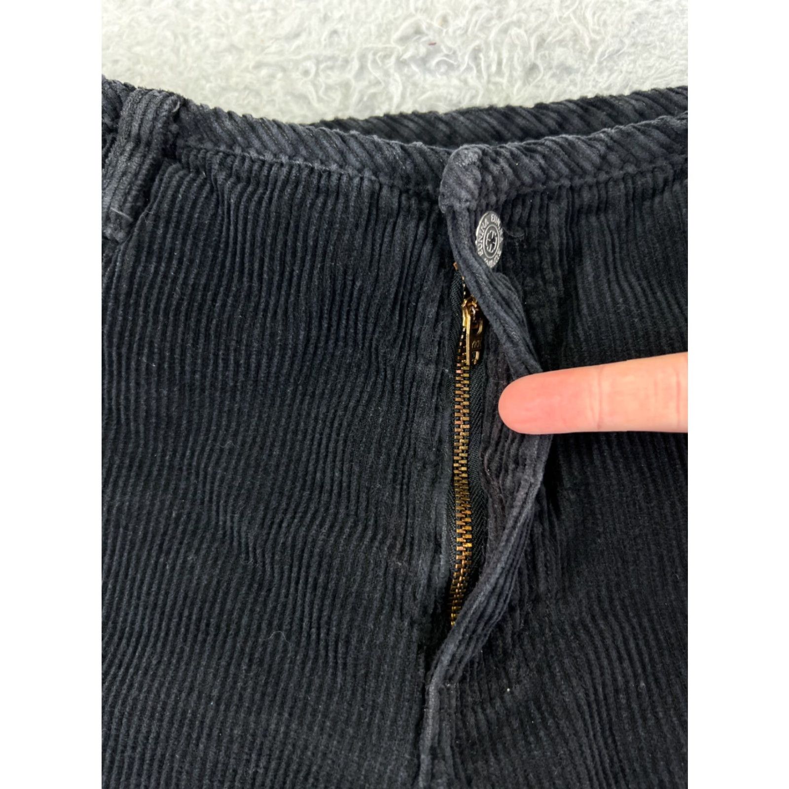 Vintage VINTAGE Eunina Pants Womens 5 Black Corduroy 100% Cotton Flare Bootcut 26x27"} Size 27" / US 4 / IT 40 - 5 Thumbnail
