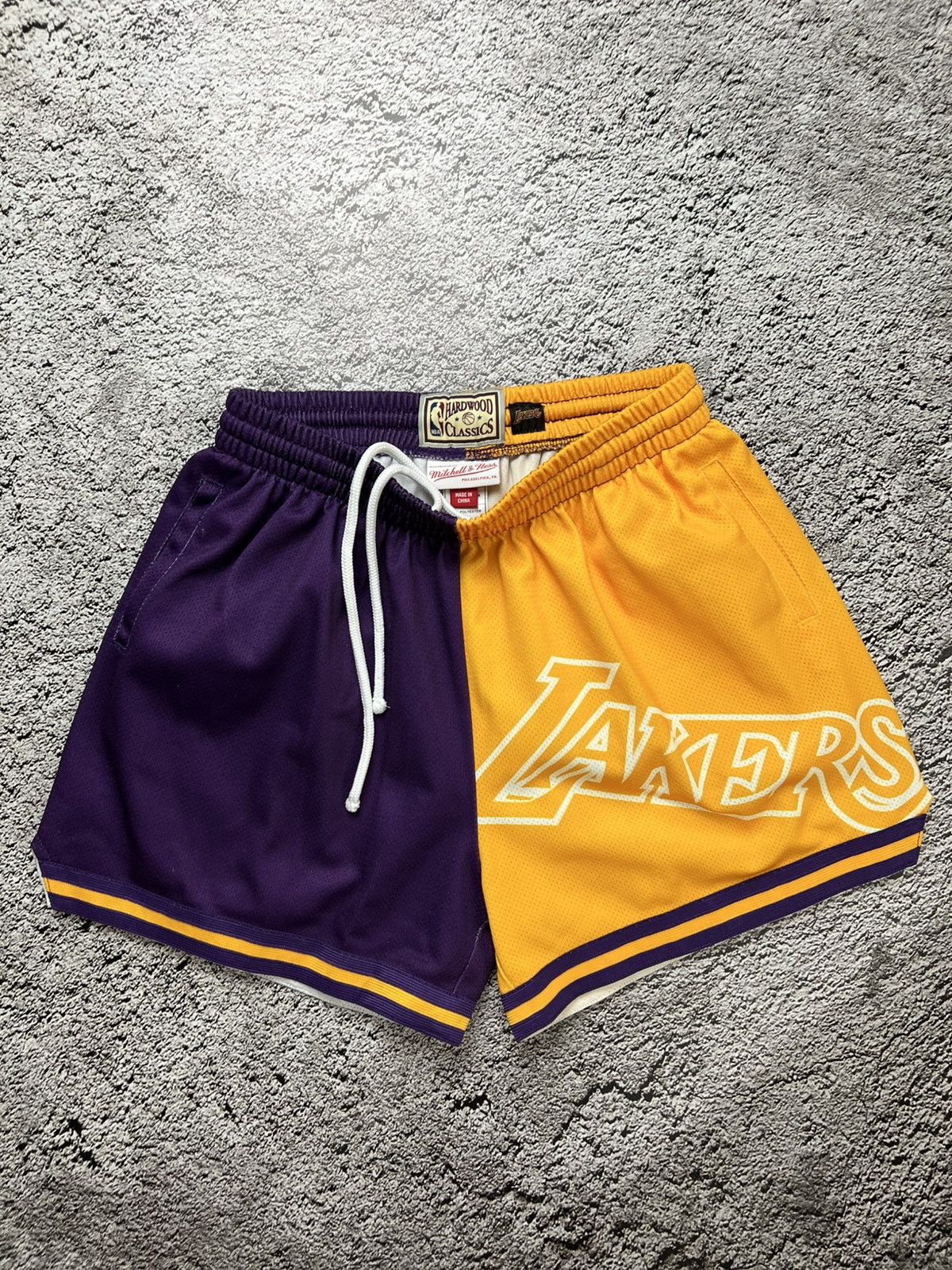 Mitchell & Ness Los Angeles Lakers NBA mitchell & ness overprinted shorts Size US 30 / EU 46 - 2 Thumbnail