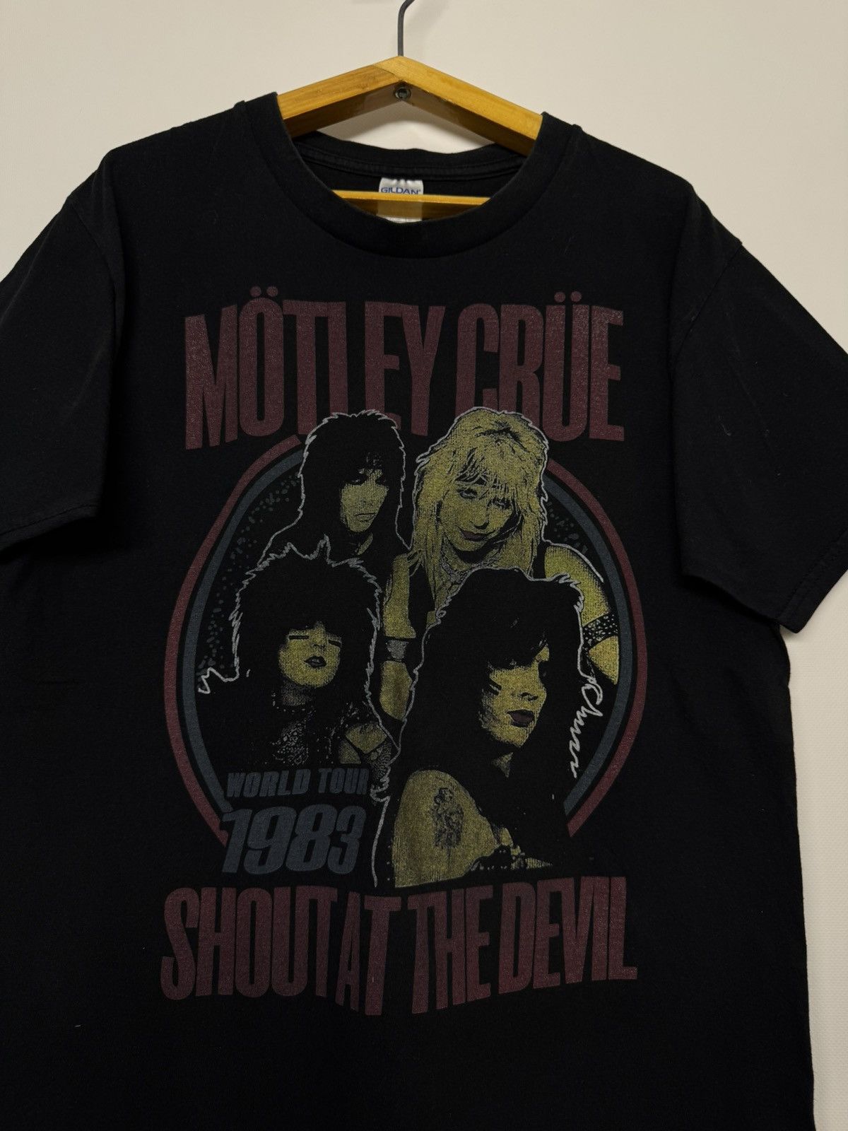 Gildan Vintage Motley Crue Shout At The Devil Rock Band T-Shirt Size US M / EU 48-50 / 2 - 2 Thumbnail