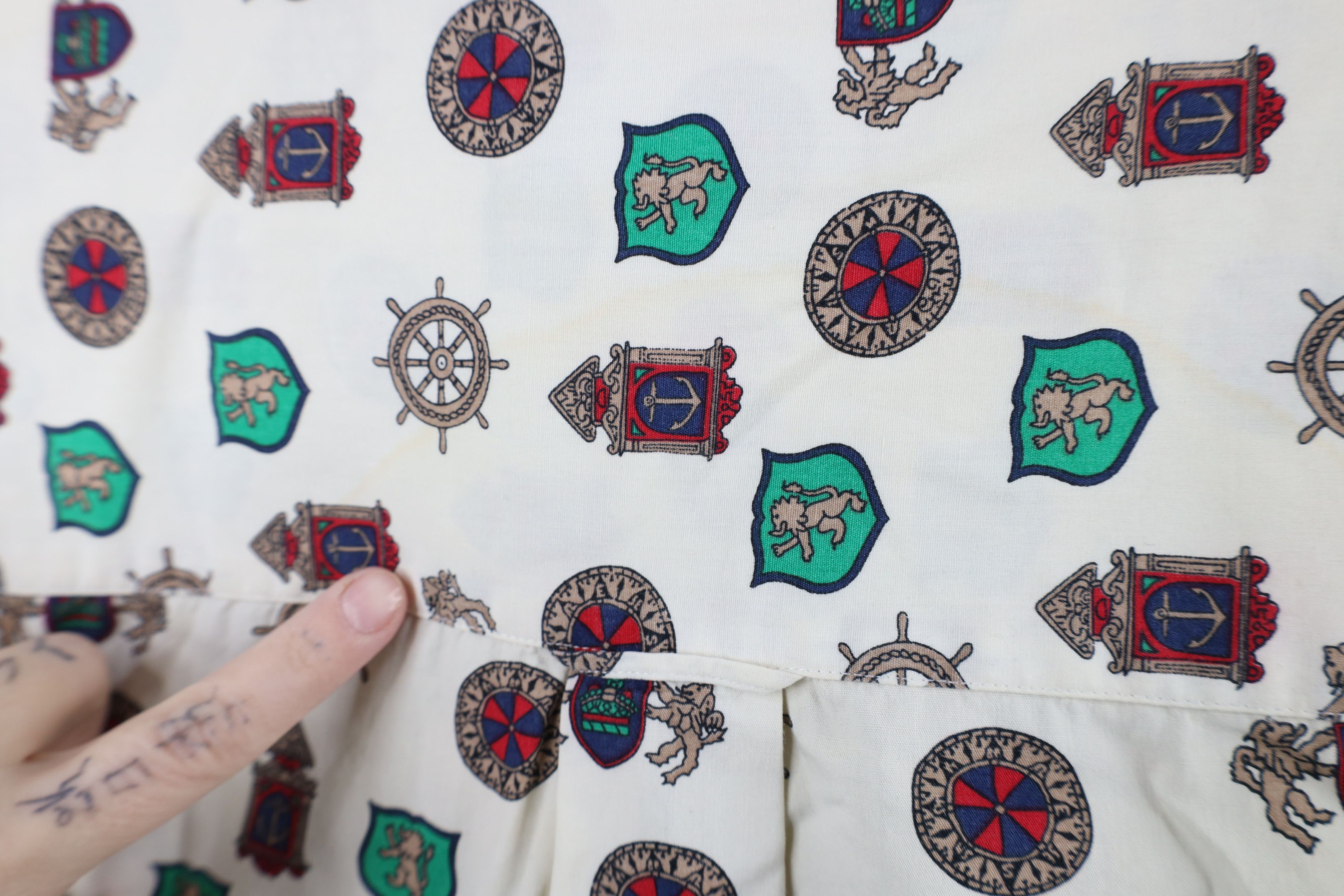 Vintage Vintage 90s Streetwear All Over Print Button Down Shirt Size US XL / EU 56 / 4 - 11 Thumbnail