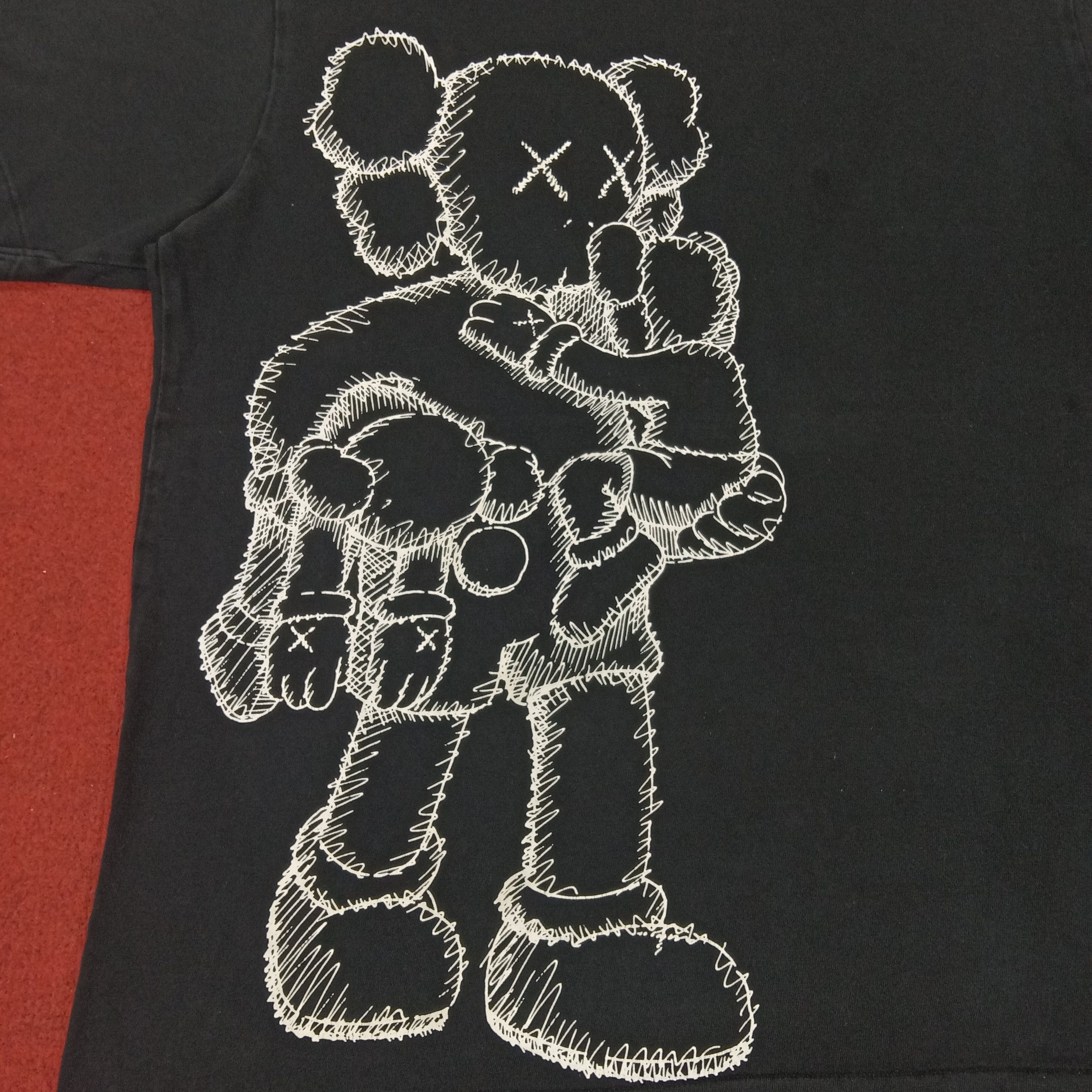 Japanese Brand × Kaws × Uniqlo Kaws X Uniqlo Streetwear Tshirt Size US M / EU 48-50 / 2 - 2 Thumbnail