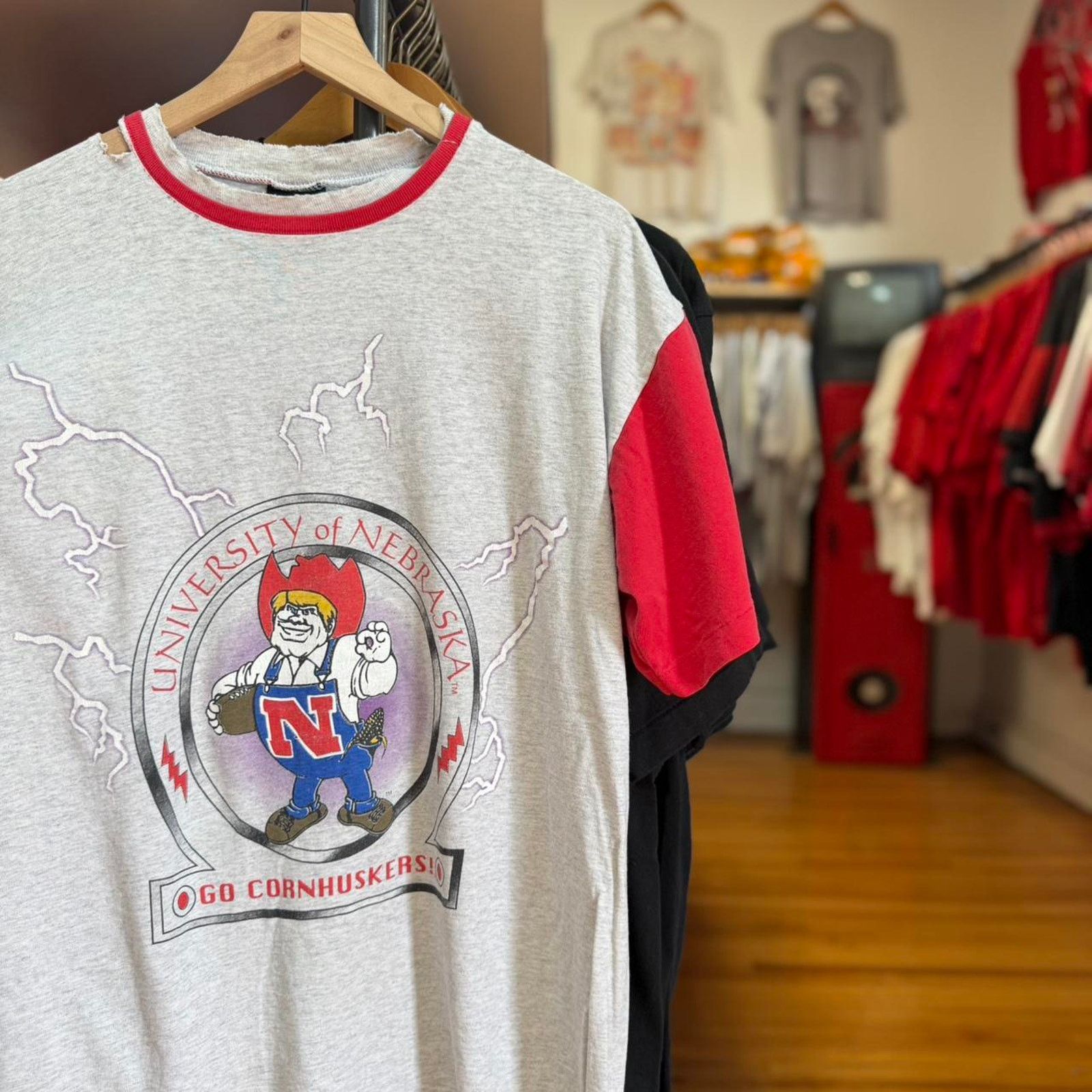 Vintage Vintage 90s Nebraska Huskers Herbie Lightning T-Shirt Size US L / EU 52-54 / 3 - 1 Thumbnail