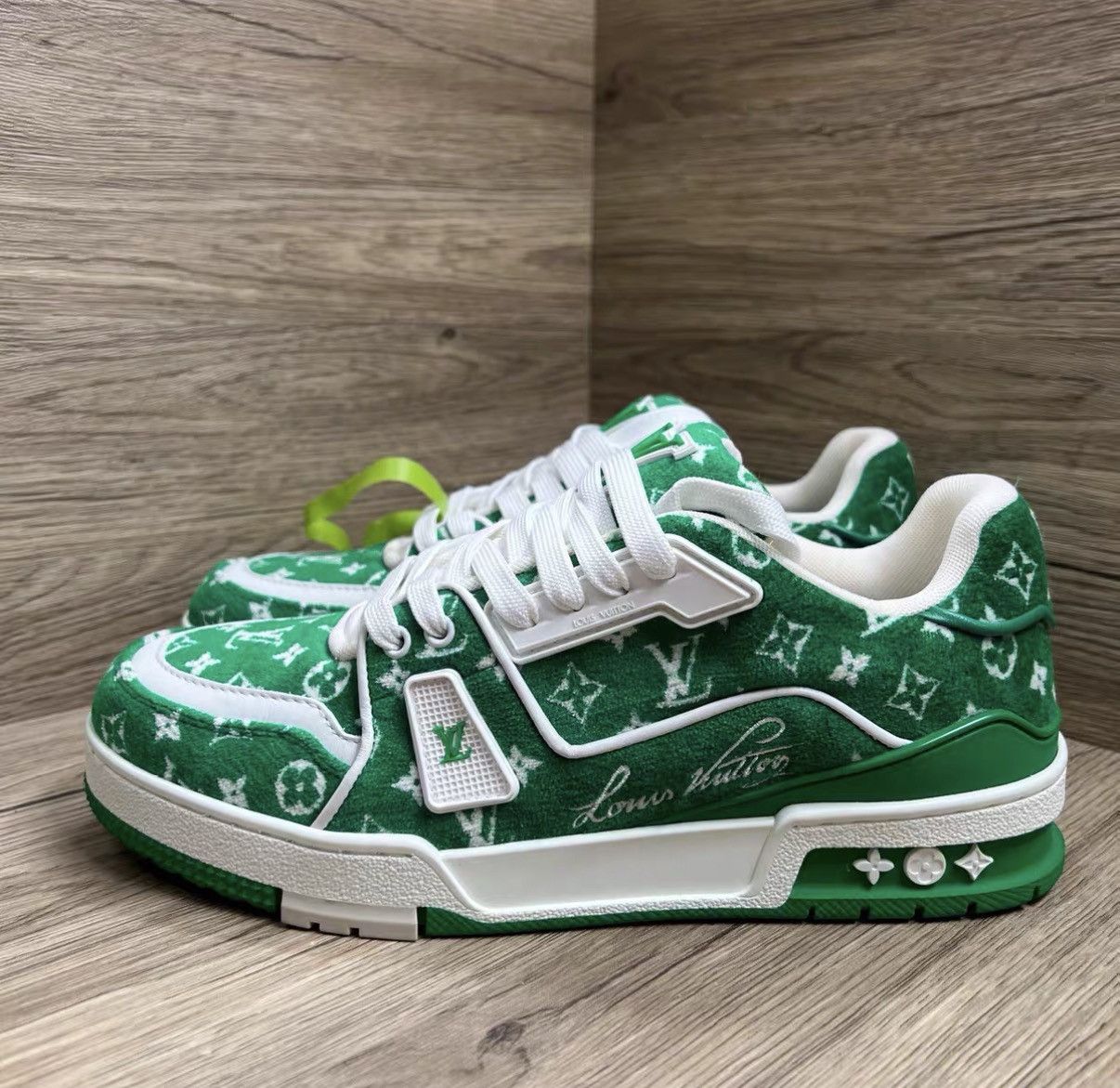 Louis Vuitton Louis Vuitton Trainer White Green Velvet Sneakers J41 Size US 9 / EU 42 - 1 Thumbnail