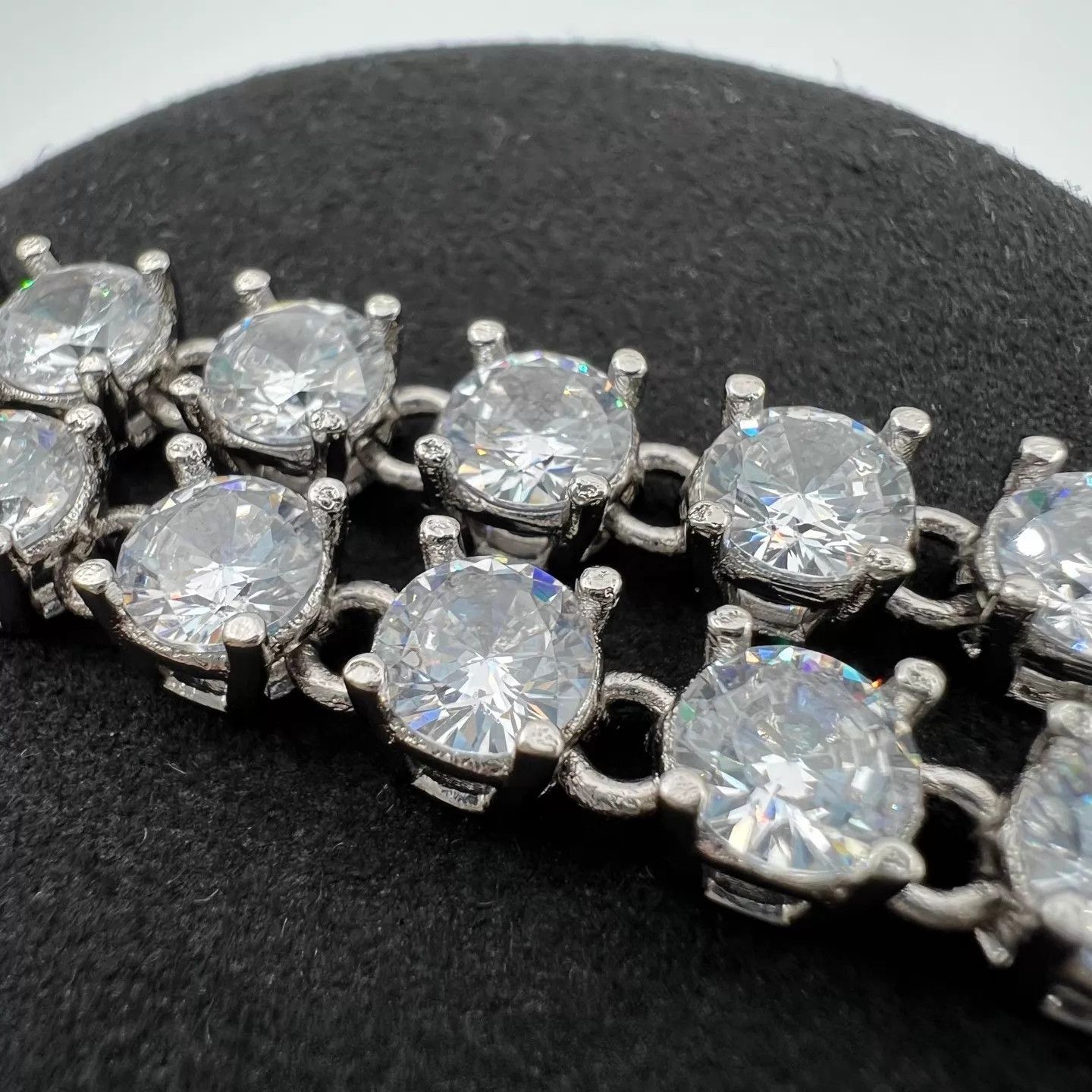 Louis Vuitton LV crystals white flower clasp bracelet L new Size ONE SIZE - 5 Thumbnail