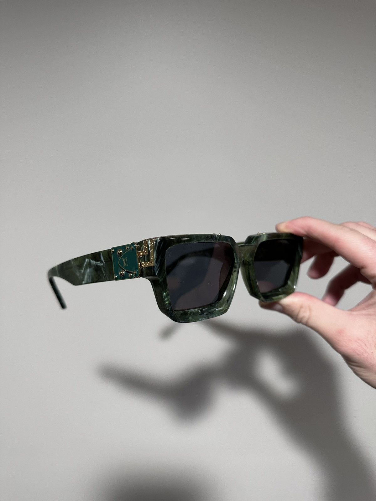 Louis Vuitton Louis Vuitton Virgil Green Marble 1.1 Millionaires Sunglass Size ONE SIZE - 12 Thumbnail