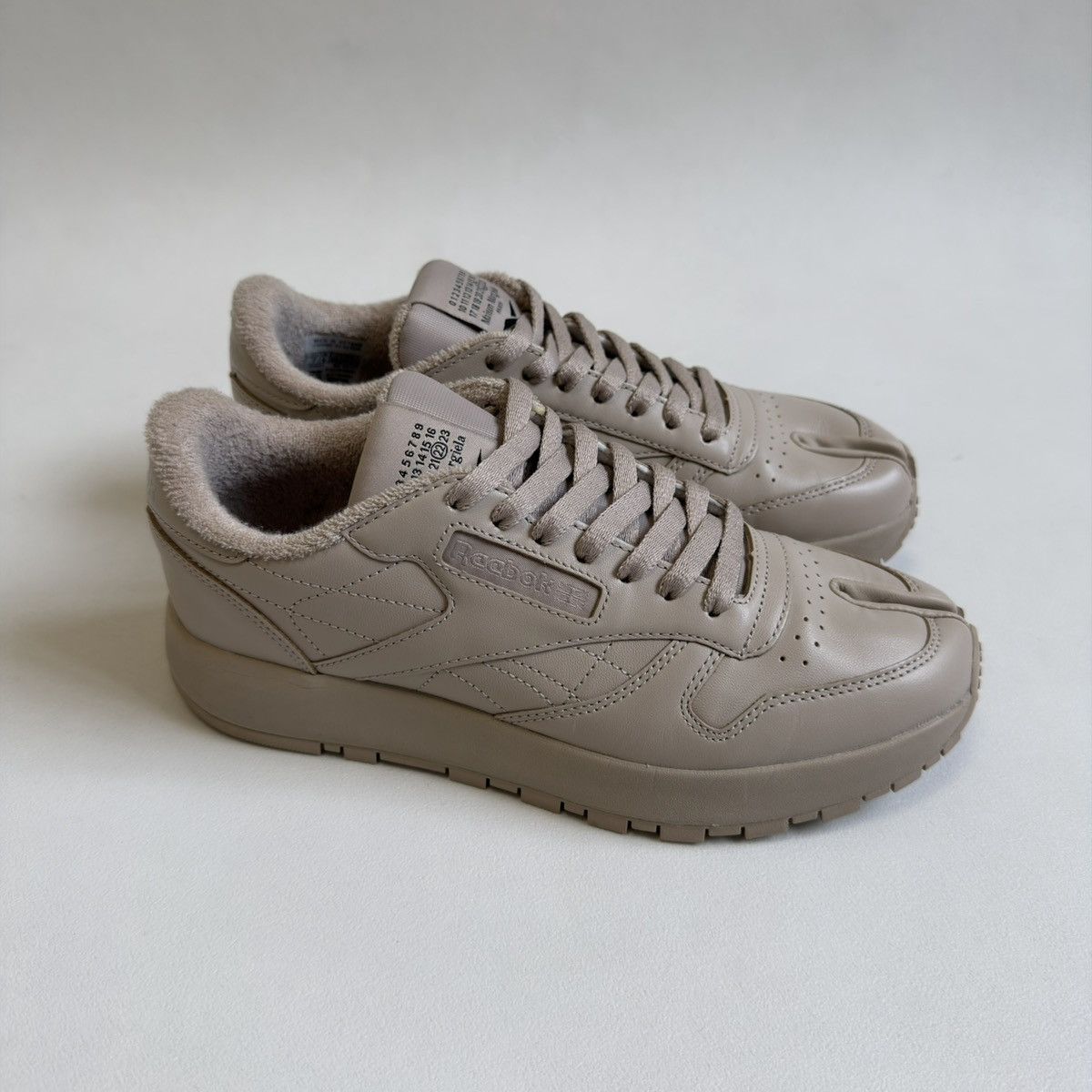 Maison Margiela × Reebok Beige Leather ‘Project 0 CL’ Tabi Sneakers Size US 9 / IT 39 - 2 Thumbnail