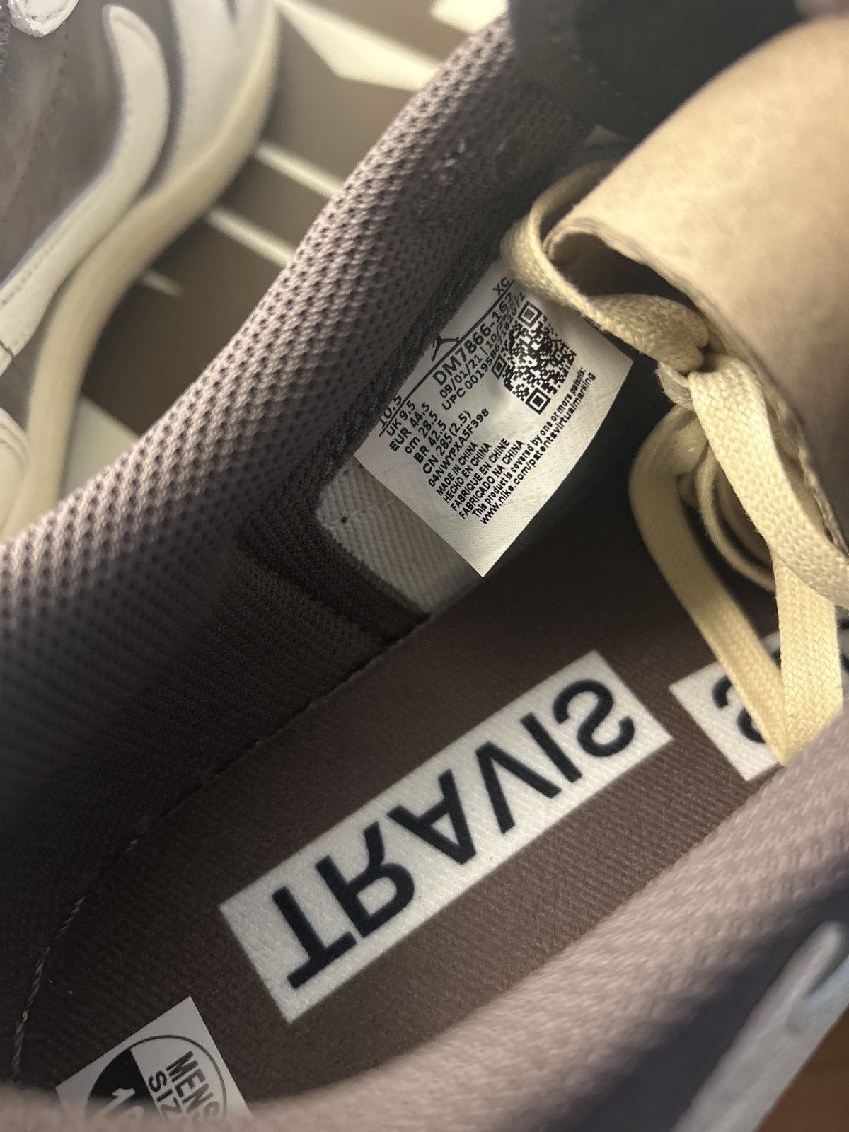 Jordan Brand × Travis Scott Travis Scott x Jordan 1 low Reverse Mocha Size US 10.5 / EU 43-44 - 7 Thumbnail