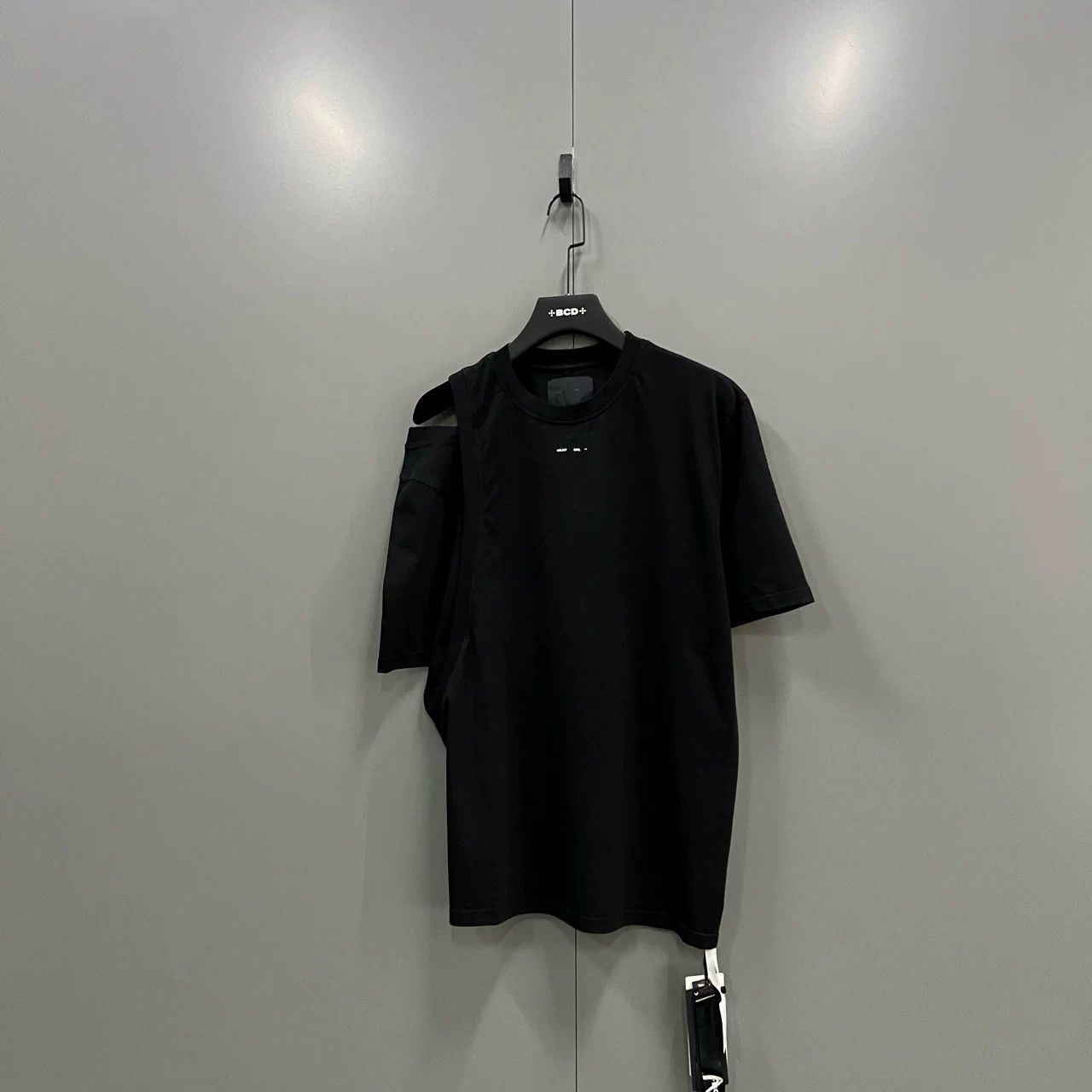 Heliot Emil HELIOT EMIL Black Shoulder Split Short Sleeve Size US L / EU 52-54 / 3 - 1 Thumbnail
