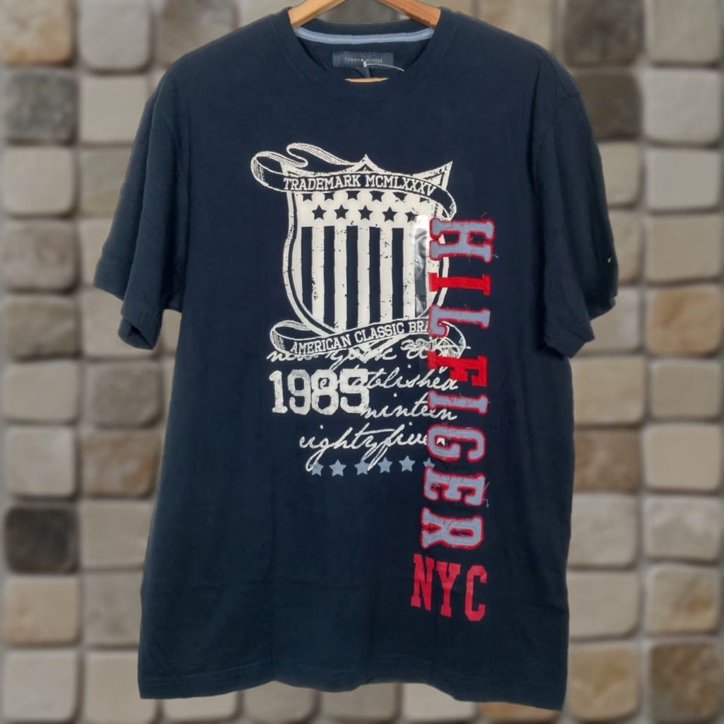 Tommy Hilfiger VINTAGE Tommy Hilfiger Graphic T-Shirt Men Medium Navy Blue Crew Neck Short Sleeve Established 1985 Size US M / EU 48-50 / 2 - 1 Thumbnail