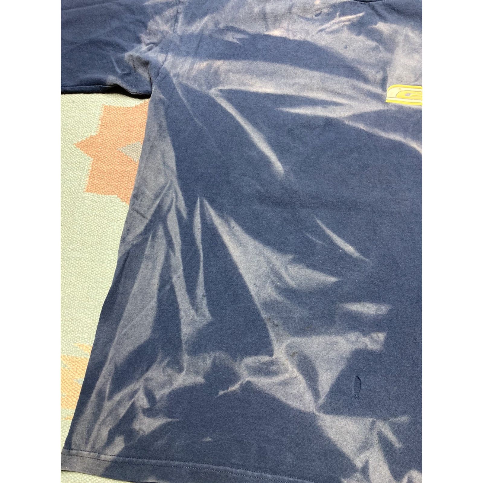 Guess VINTAGE 90s Y2K GUESS JEANS T SHIRT Faded NAVY BLUE FELT GRAPHIC ADULT LARGE Men T-Shirt Blue 90s GUESS Size US L / EU 52-54 / 3 - 3 Thumbnail
