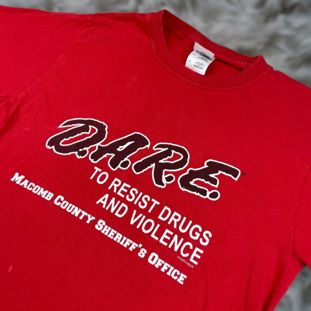 VINTAGE D.A.R.E. To Resist Drugs And Violence Macomb County T-Shirt Red Adult Small