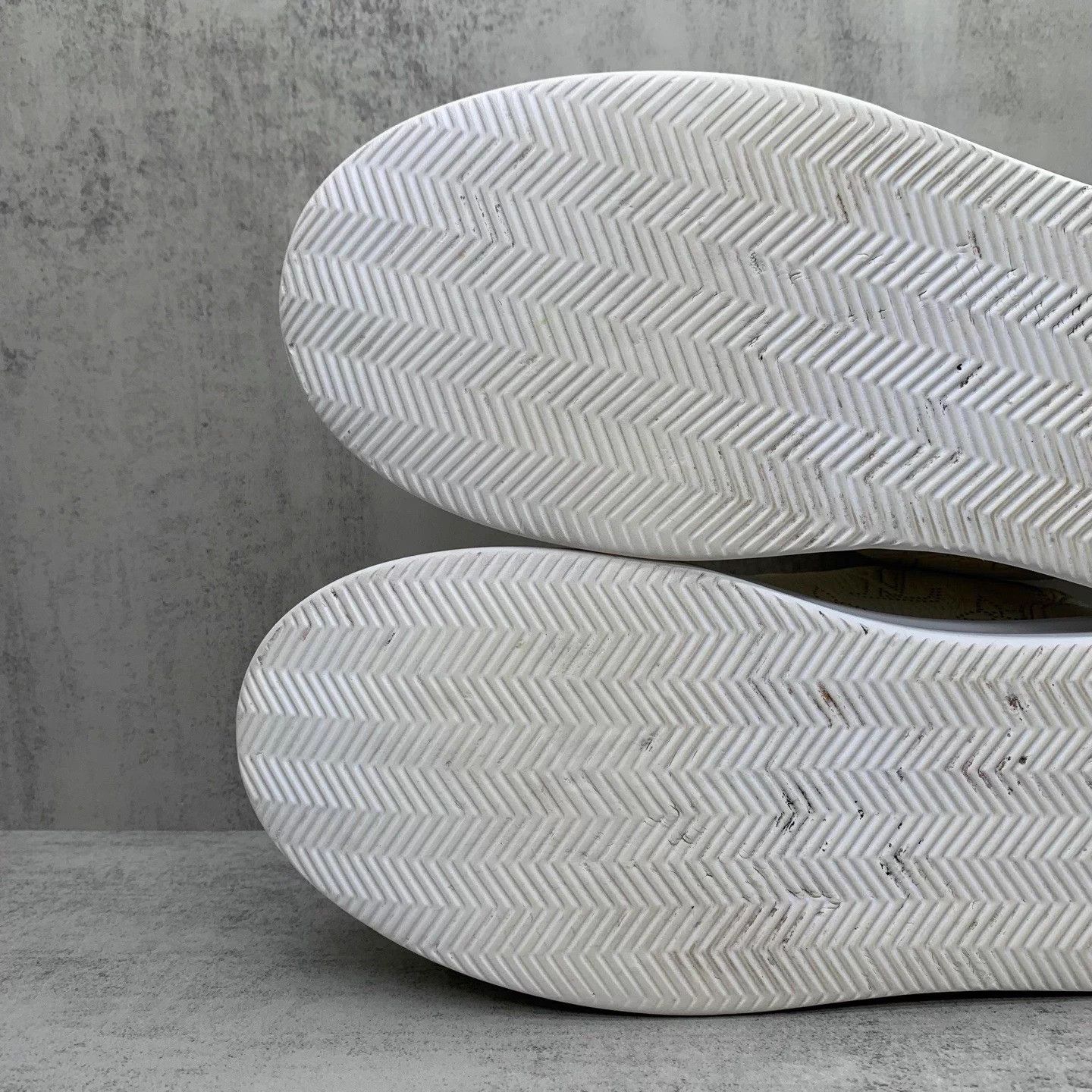 Louis Vuitton Louis Vuitton White Monogram Sneakers 41 Size US 8 / EU 41 - 8 Thumbnail