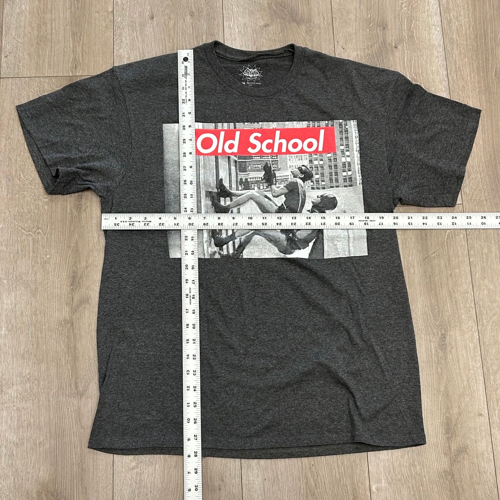 DC Comics DC Comics Batman Old School 1960s wall climb Tee T Shirt L Size US L / EU 52-54 / 3 - 4 Thumbnail