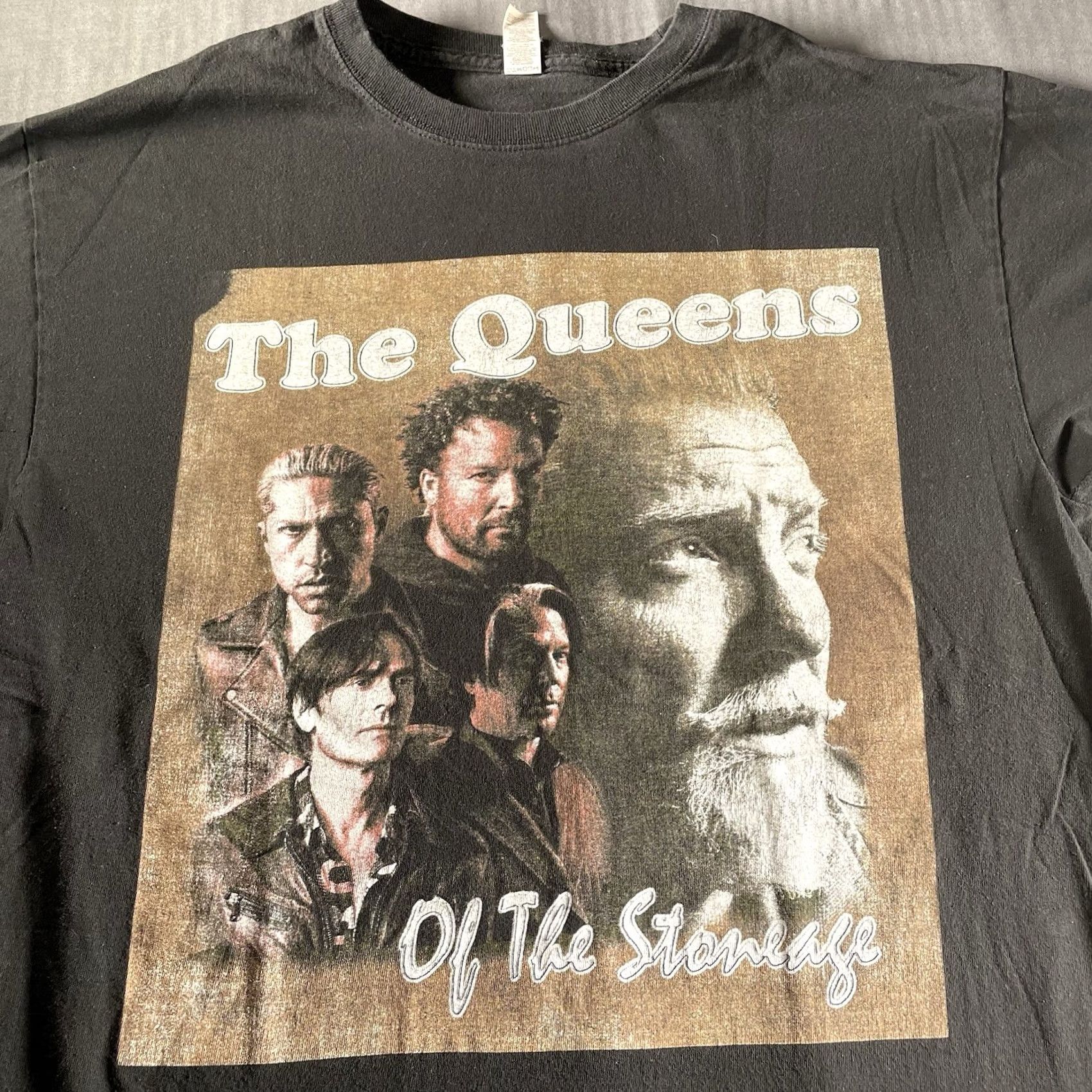 Gildan Queens Of The Stone Age Shirt Men’s L Rock Alive In The Catacombs QOTSA Gildan Black 90s Band Music Concert Foo Fighters Nirvana Dave Grohl Mens Size US L / EU 52-54 / 3 - 2 Thumbnail
